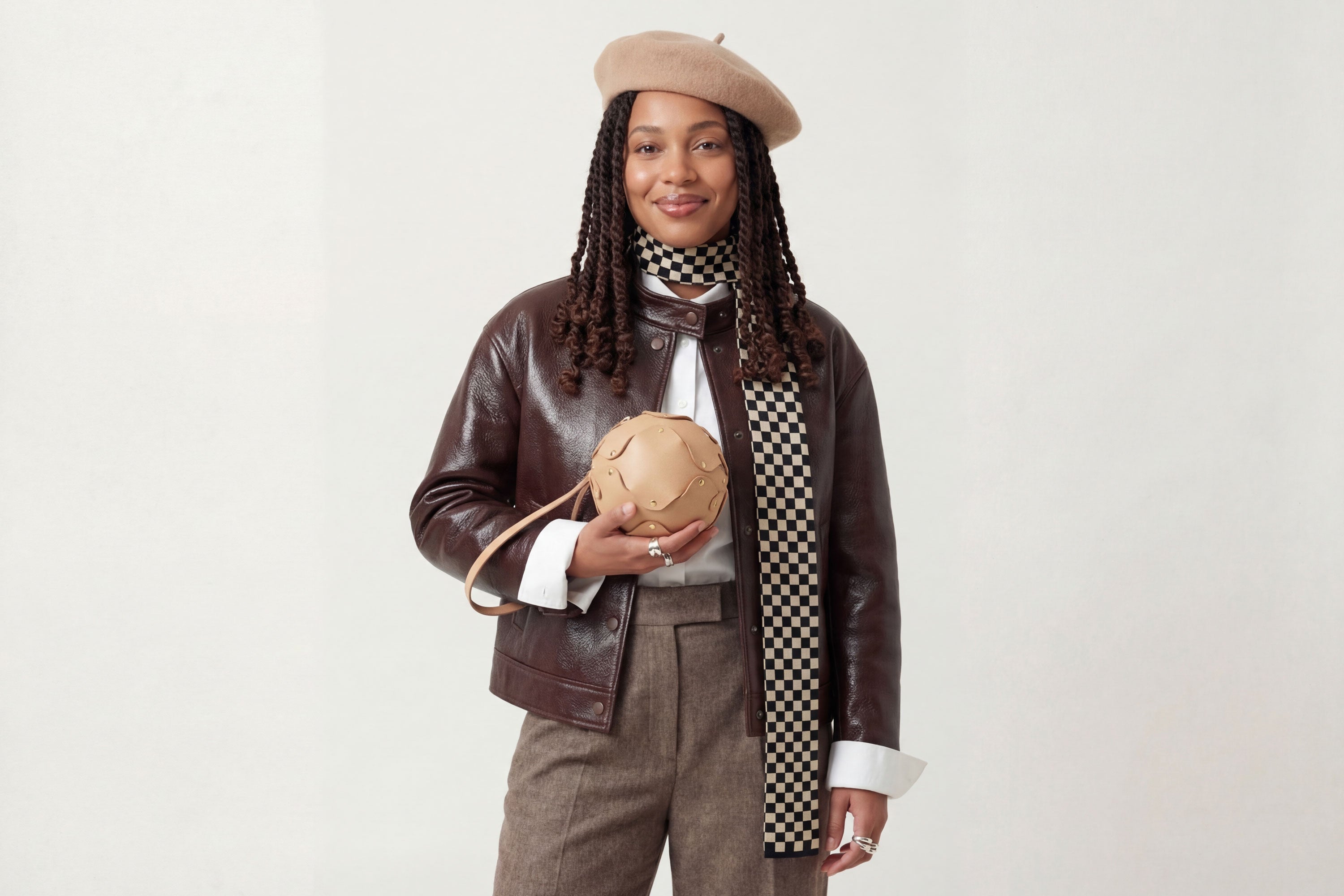 Puff Leather Ball Bag Natural Color On A Woman Model Luxury Vegetable Tanned Full Grain Spain Brass Rivets Premium Design Minimalist Modern Round Sphere Circle Round Zipper Pouch Handbag Clutch Bag Atelier Madre Manuel Dreesmann Barcelona