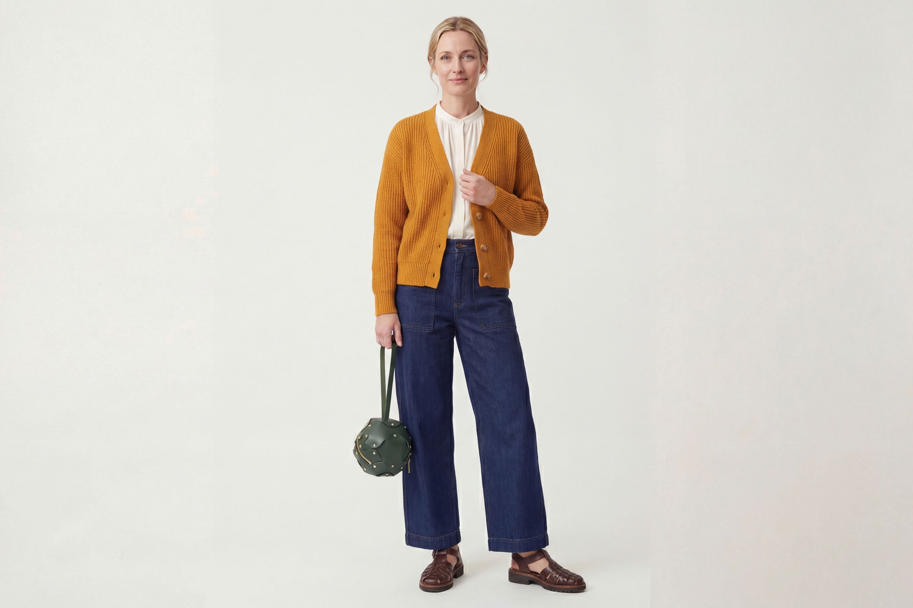 Puff Leather Ball Bag Olive Green Color On A Woman Model Luxury Vegetable Tanned Full Grain Spain Brass Rivets Premium Design Minimalist Modern Round Sphere Circle Round Zipper Pouch Handbag Clutch Bag Atelier Madre Manuel Dreesmann Barcelona