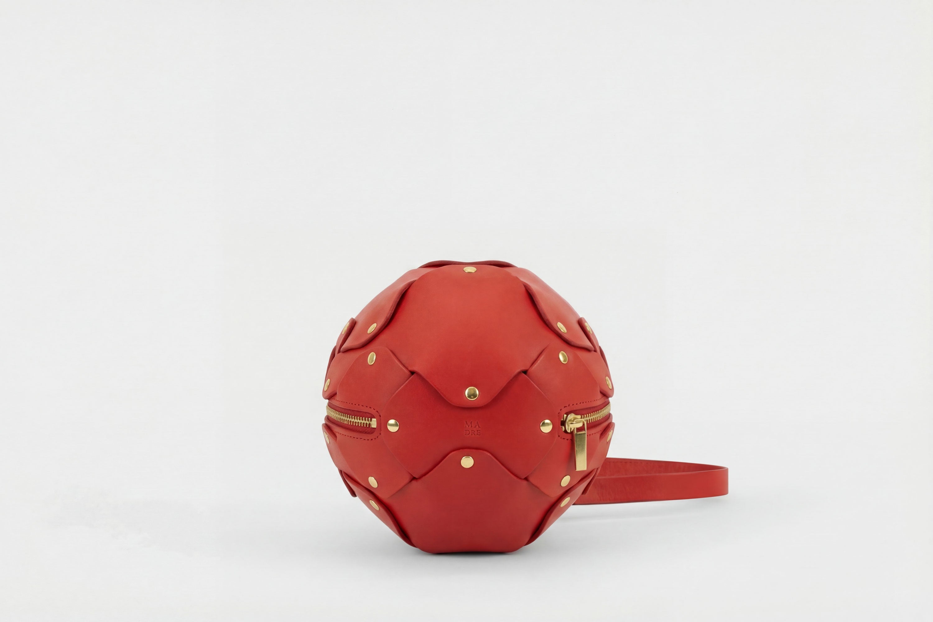 Puff Leather Ball Bag Red Luxury Vegetable Tanned Full Grain Spain Brass Rivets Premium Design Minimalist Modern Round Sphere Circle Round Zipper Pouch Handbag Clutch Bag Atelier Madre Manuel Dreesmann Barcelona