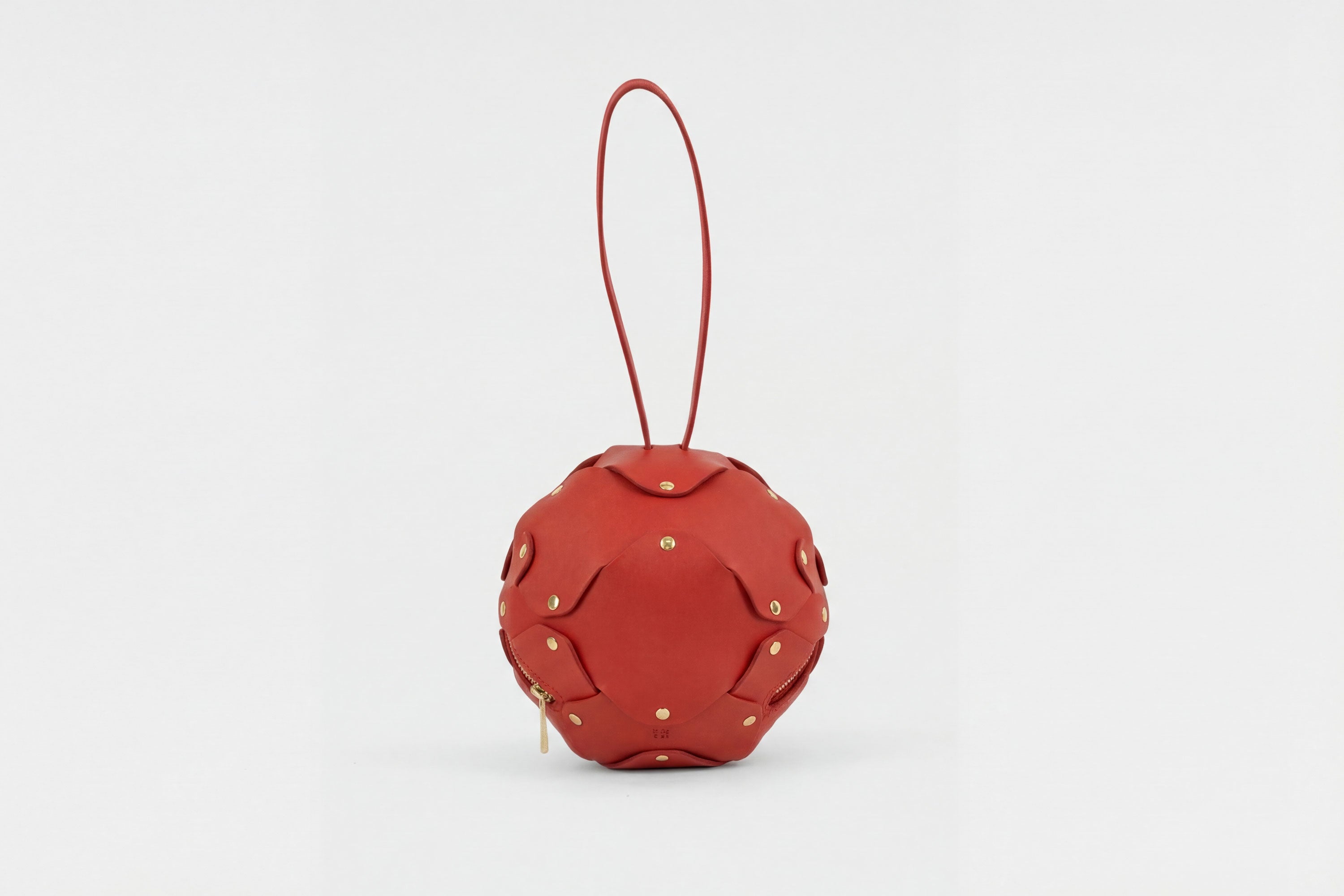 Puff Leather Ball Bag Red Luxury Vegetable Tanned Full Grain Spain Brass Rivets Premium Design Minimalist Modern Round Sphere Circle Round Zipper Pouch Handbag Clutch Bag Atelier Madre Manuel Dreesmann Barcelona