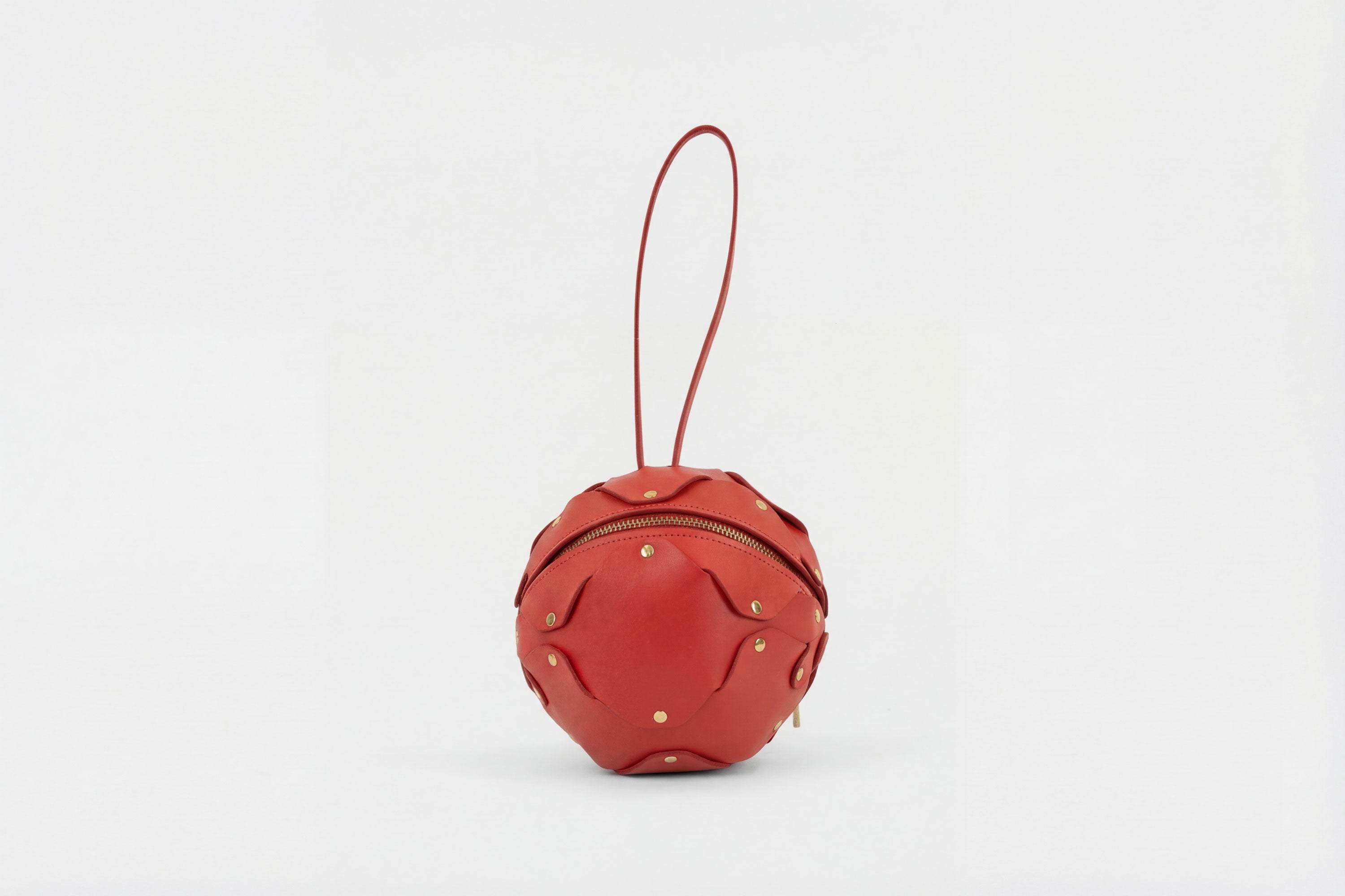 Puff Leather Ball Bag Red Luxury Vegetable Tanned Full Grain Spain Brass Rivets Premium Design Minimalist Modern Round Sphere Circle Round Zipper Pouch Handbag Clutch Bag Atelier Madre Manuel Dreesmann Barcelona