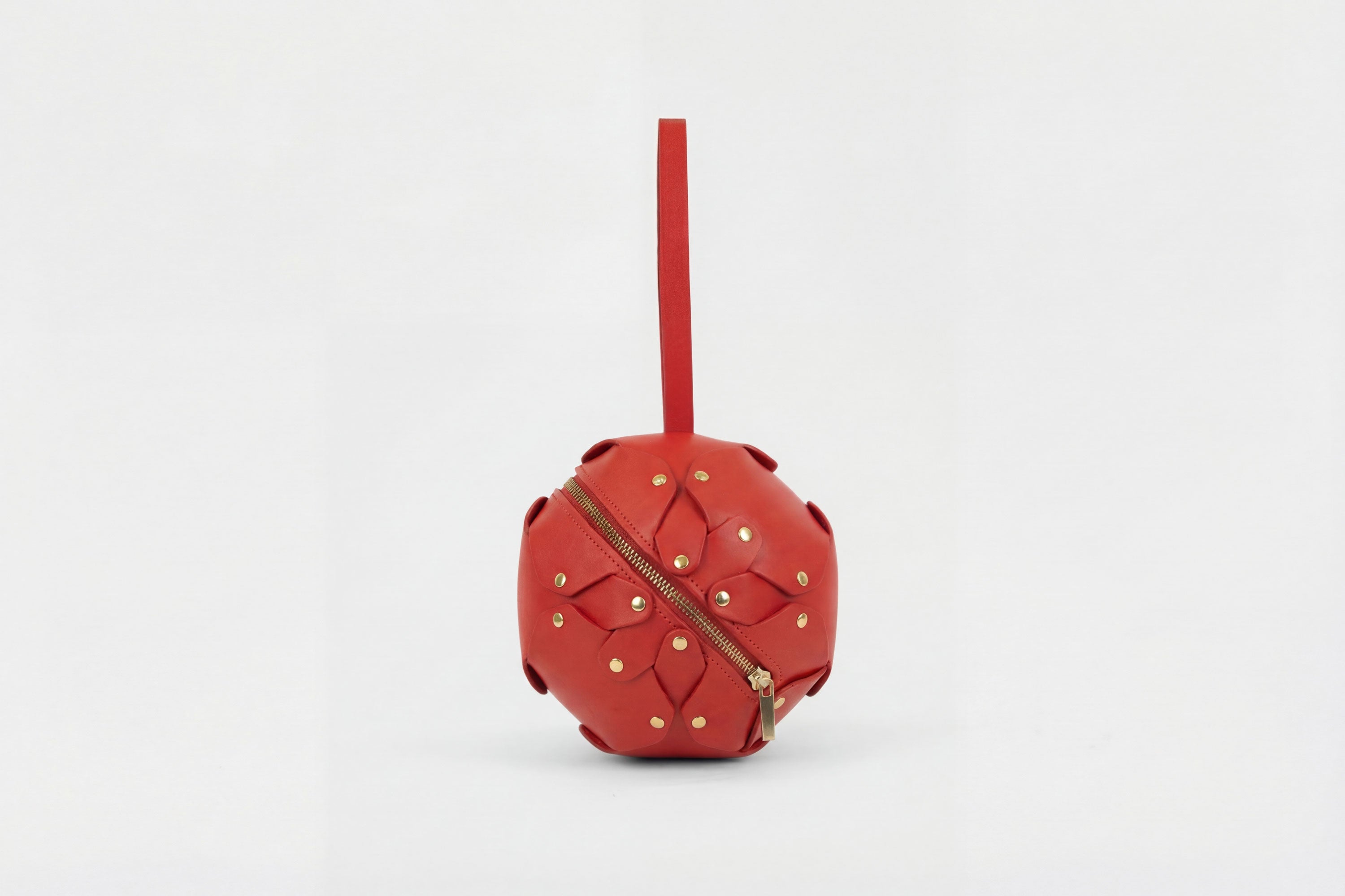 Puff Leather Ball Bag Red Luxury Vegetable Tanned Full Grain Spain Brass Rivets Premium Design Minimalist Modern Round Sphere Circle Round Zipper Pouch Handbag Clutch Bag Atelier Madre Manuel Dreesmann Barcelona