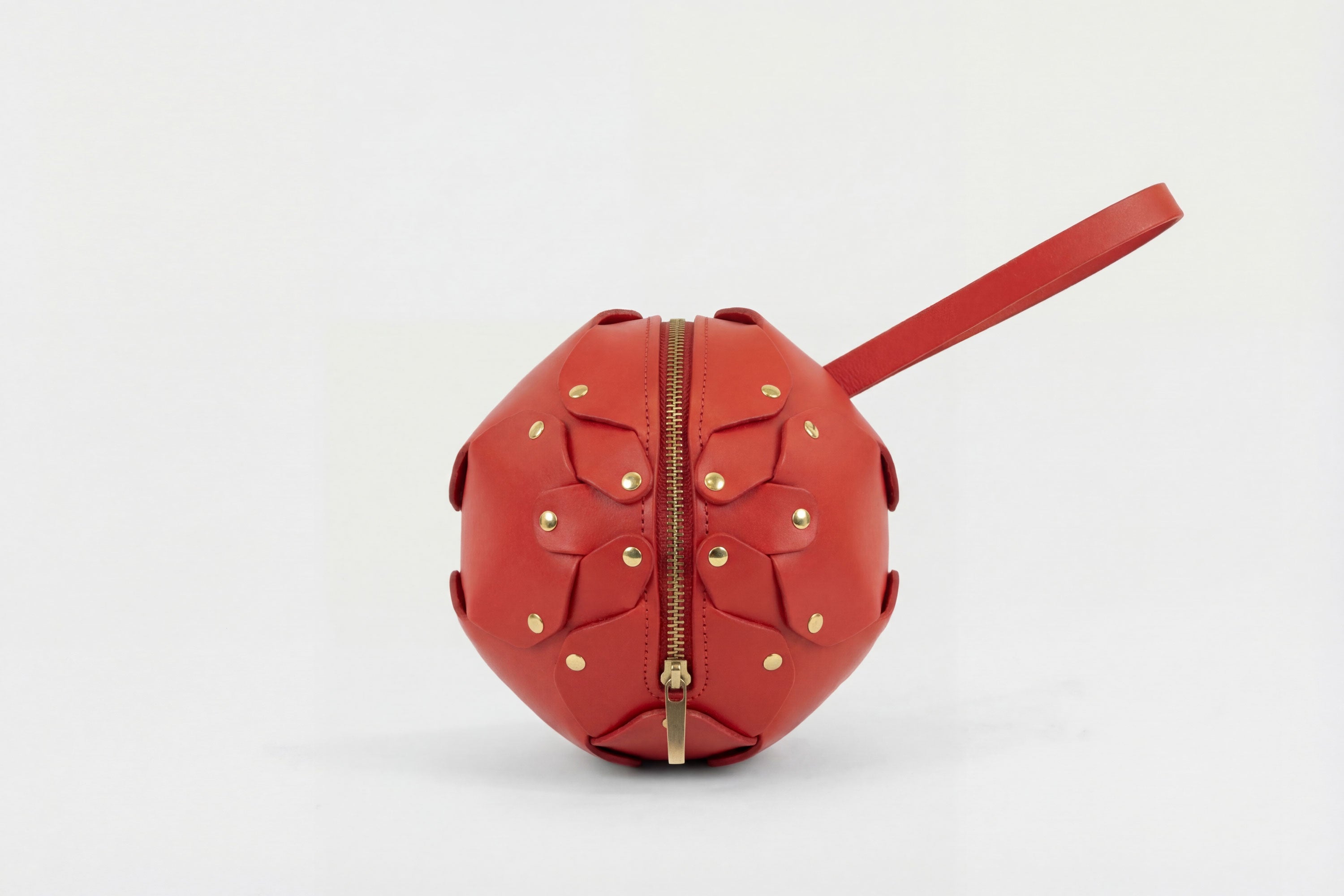 Puff Leather Ball Bag Red Luxury Vegetable Tanned Full Grain Spain Brass Rivets Premium Design Minimalist Modern Round Sphere Circle Round Zipper Pouch Handbag Clutch Bag Atelier Madre Manuel Dreesmann Barcelona