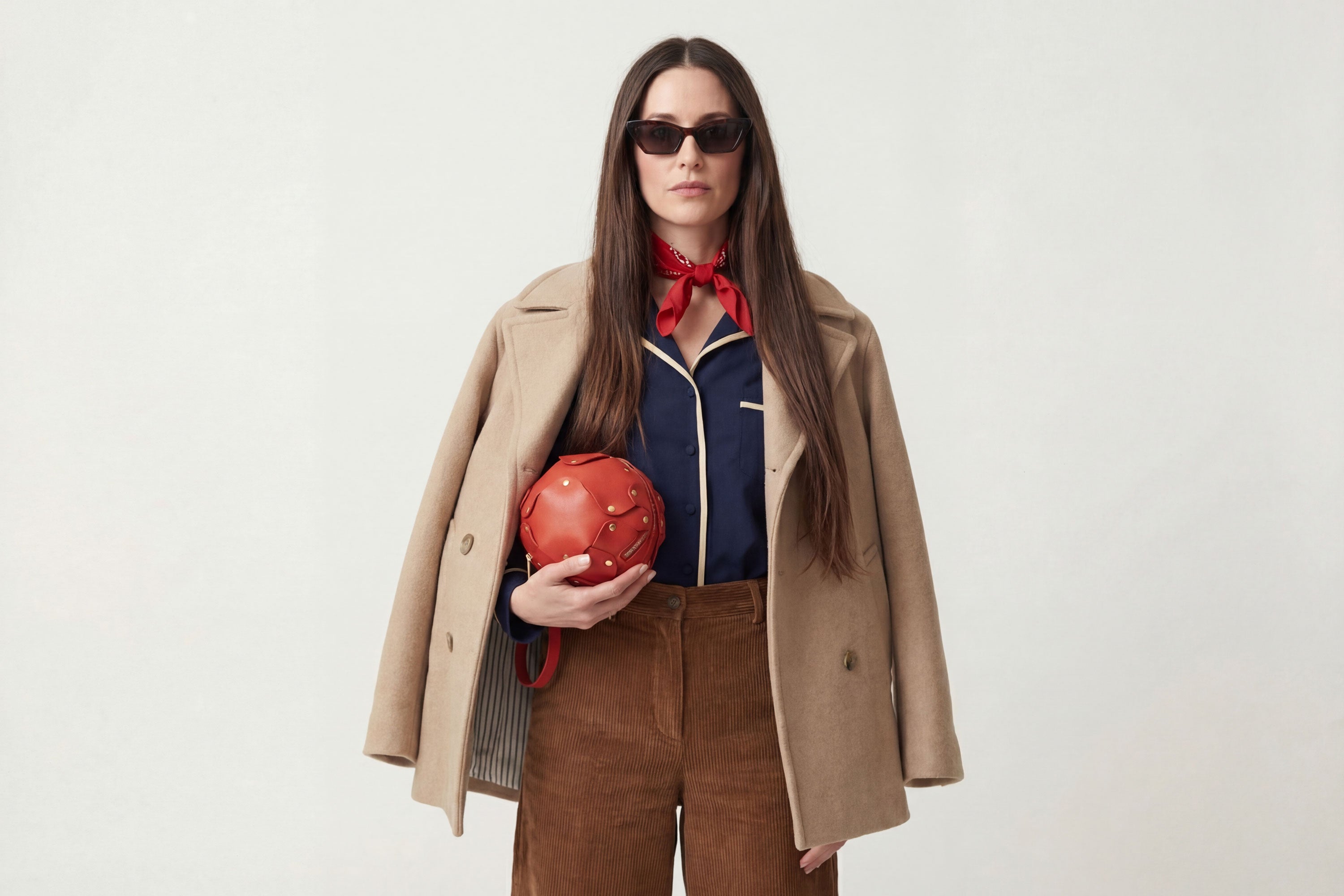 Puff Leather Ball Bag Red Color On A Woman Model Luxury Vegetable Tanned Full Grain Spain Brass Rivets Premium Design Minimalist Modern Round Sphere Circle Round Zipper Pouch Handbag Clutch Bag Atelier Madre Manuel Dreesmann Barcelona