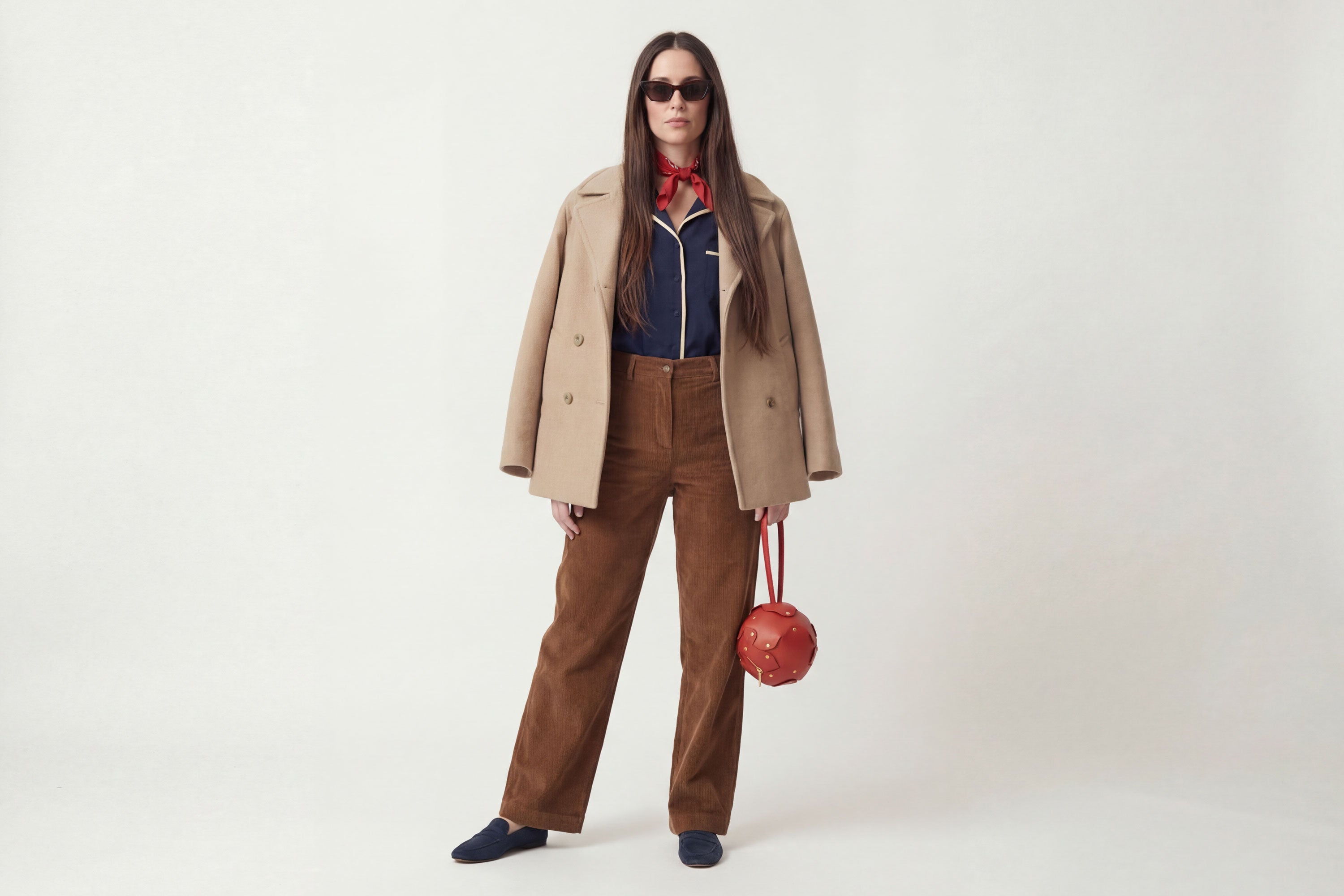 Puff Leather Ball Bag Red Color On A Woman Model Luxury Vegetable Tanned Full Grain Spain Brass Rivets Premium Design Minimalist Modern Round Sphere Circle Round Zipper Pouch Handbag Clutch Bag Atelier Madre Manuel Dreesmann Barcelona