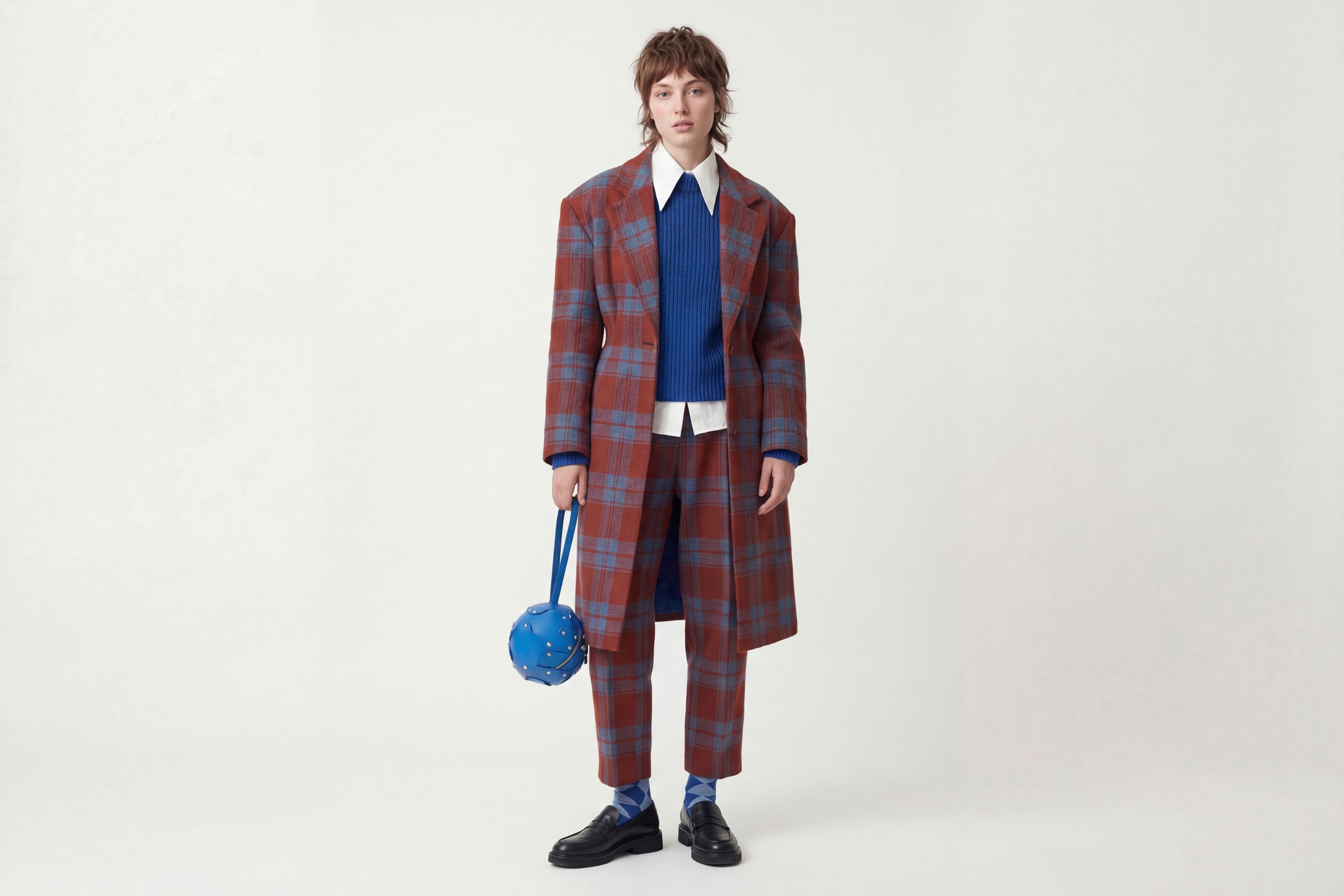 Puff Leather Ball Bag Royal Blue Color On A Woman Model Luxury Vegetable Tanned Full Grain Spain Brass Rivets Premium Design Minimalist Modern Round Sphere Circle Round Zipper Pouch Handbag Clutch Bag Atelier Madre Manuel Dreesmann Barcelona