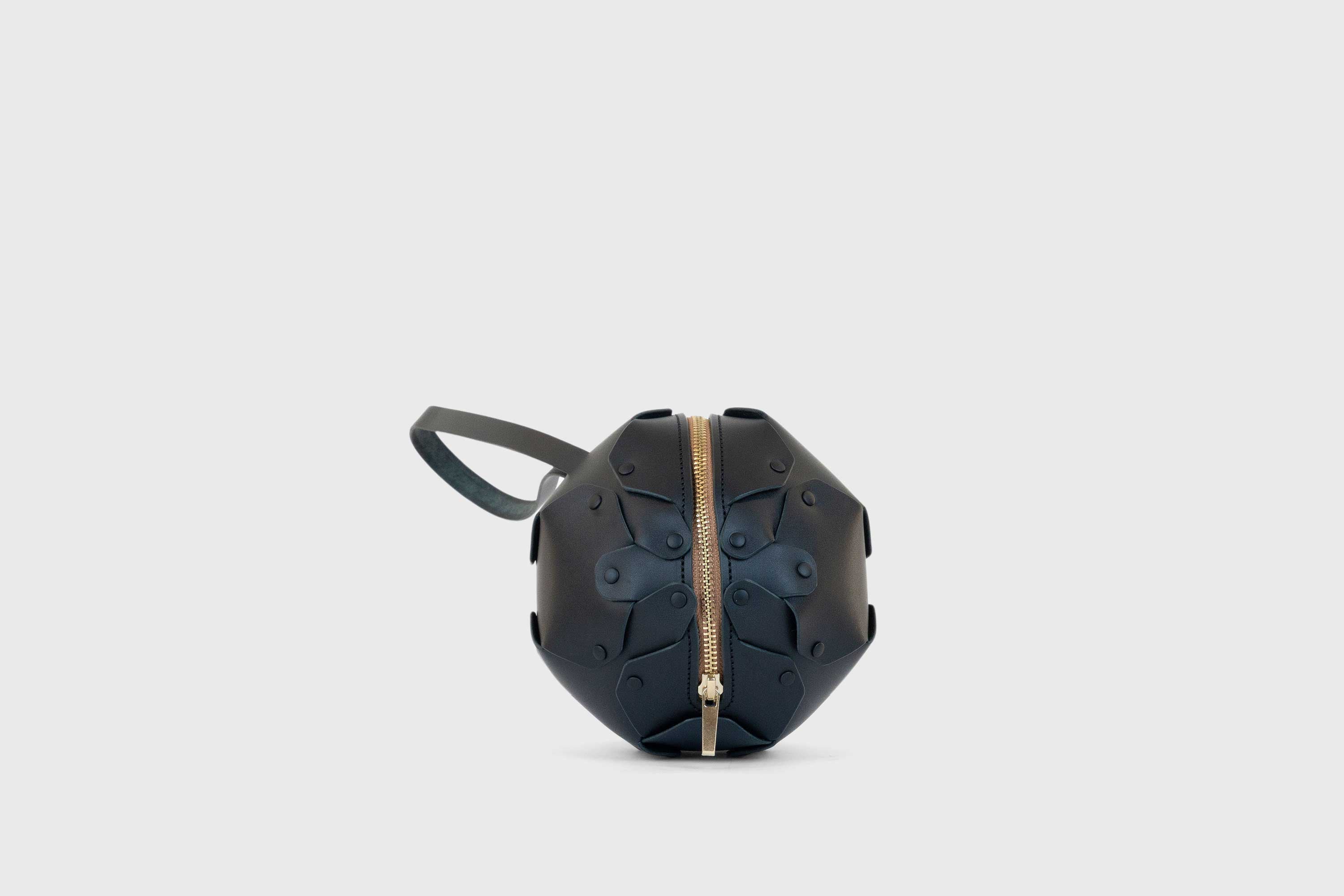Puff Leather Ball Bag Black Luxury Vegetable Tanned Full Grain Spain Brass Rivets Premium Design Minimalist Modern Round Sphere Circle Round Zipper Pouch Handbag Clutch Bag Atelier Madre Manuel Dreesmann Barcelona