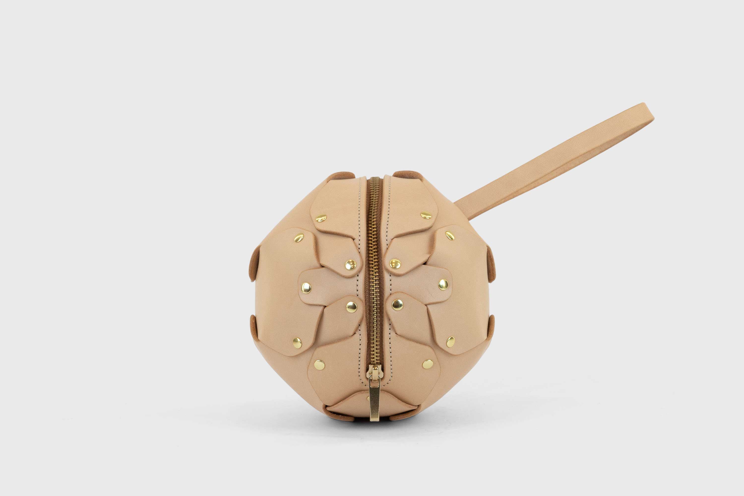 Puff Leather Ball Bag Natural Color Luxury Vegetable Tanned Full Grain Spain Brass Rivets Premium Design Minimalist Modern Round Sphere Circle Round Zipper Pouch Handbag Clutch Bag Atelier Madre Manuel Dreesmann Barcelona