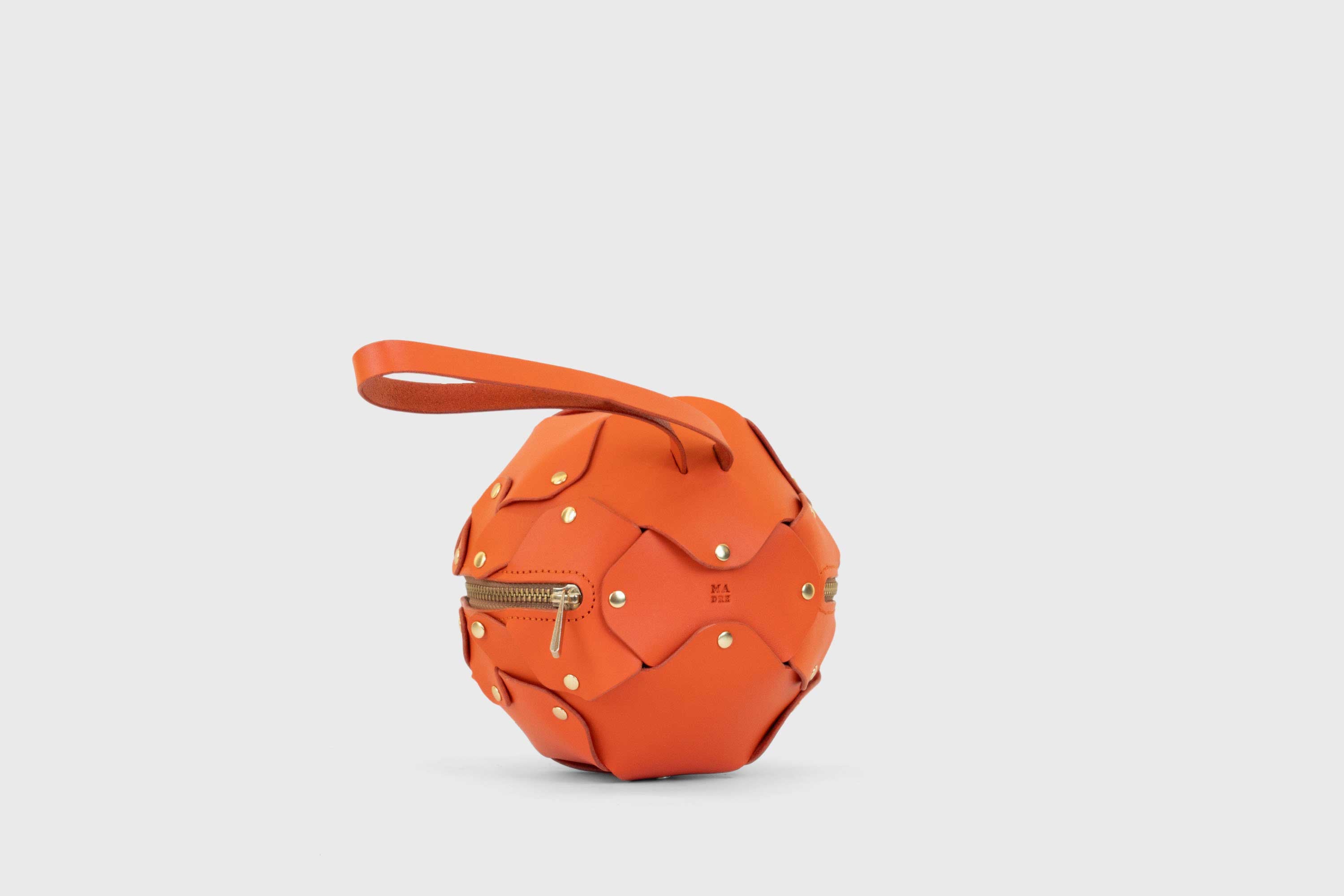 Puff Leather Ball Bag Orange Luxury Vegetable Tanned Full Grain Spain Brass Rivets Premium Design Minimalist Modern Round Sphere Circle Round Zipper Pouch Handbag Clutch Bag Atelier Madre Manuel Dreesmann Barcelona