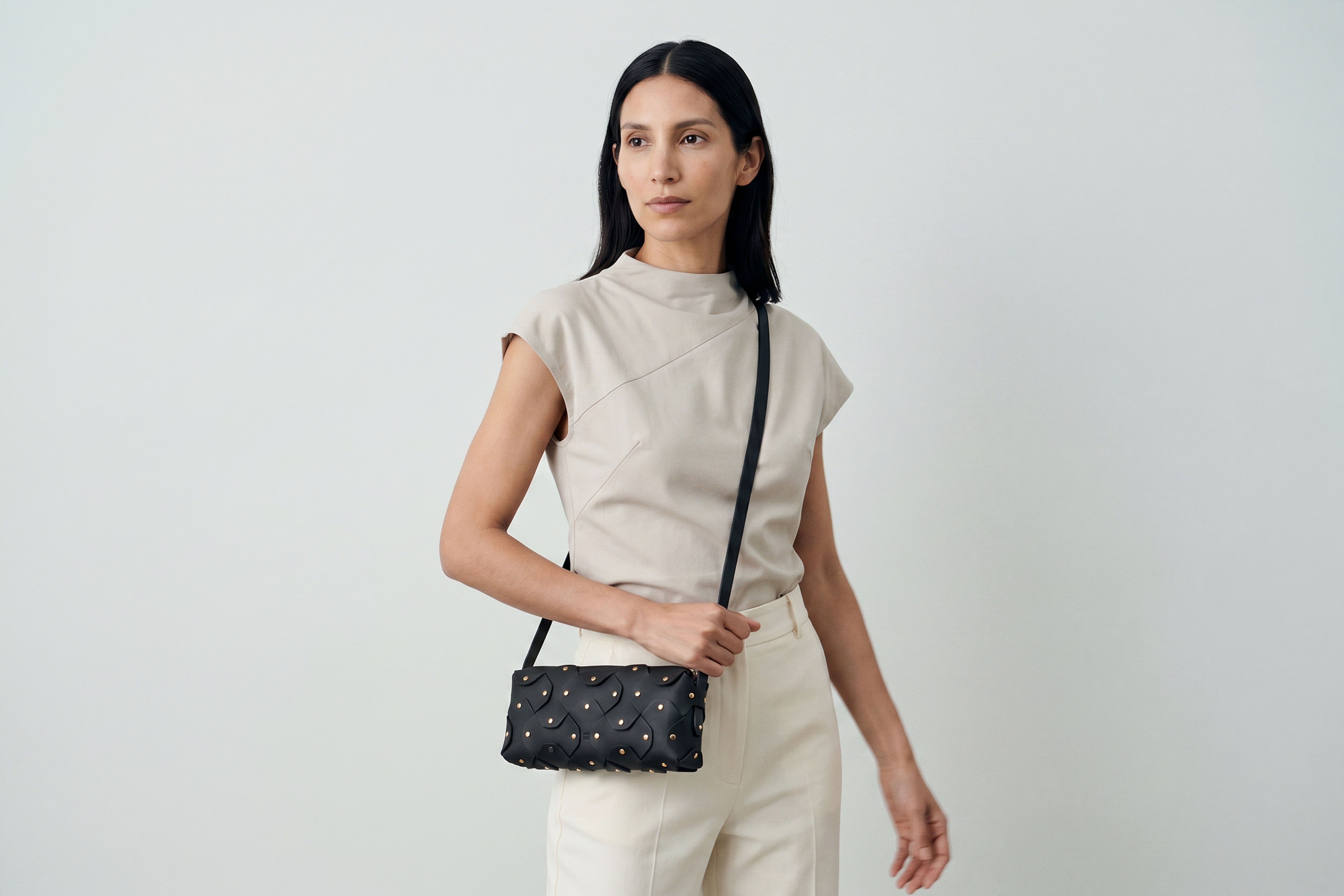 Rivet Bag 01 In Black Color On A Woman Model In Vegetable Tanned Leather With Brass Rivets Unique Design Atelier Madre Manuel Dreesmann Barcelona Spain