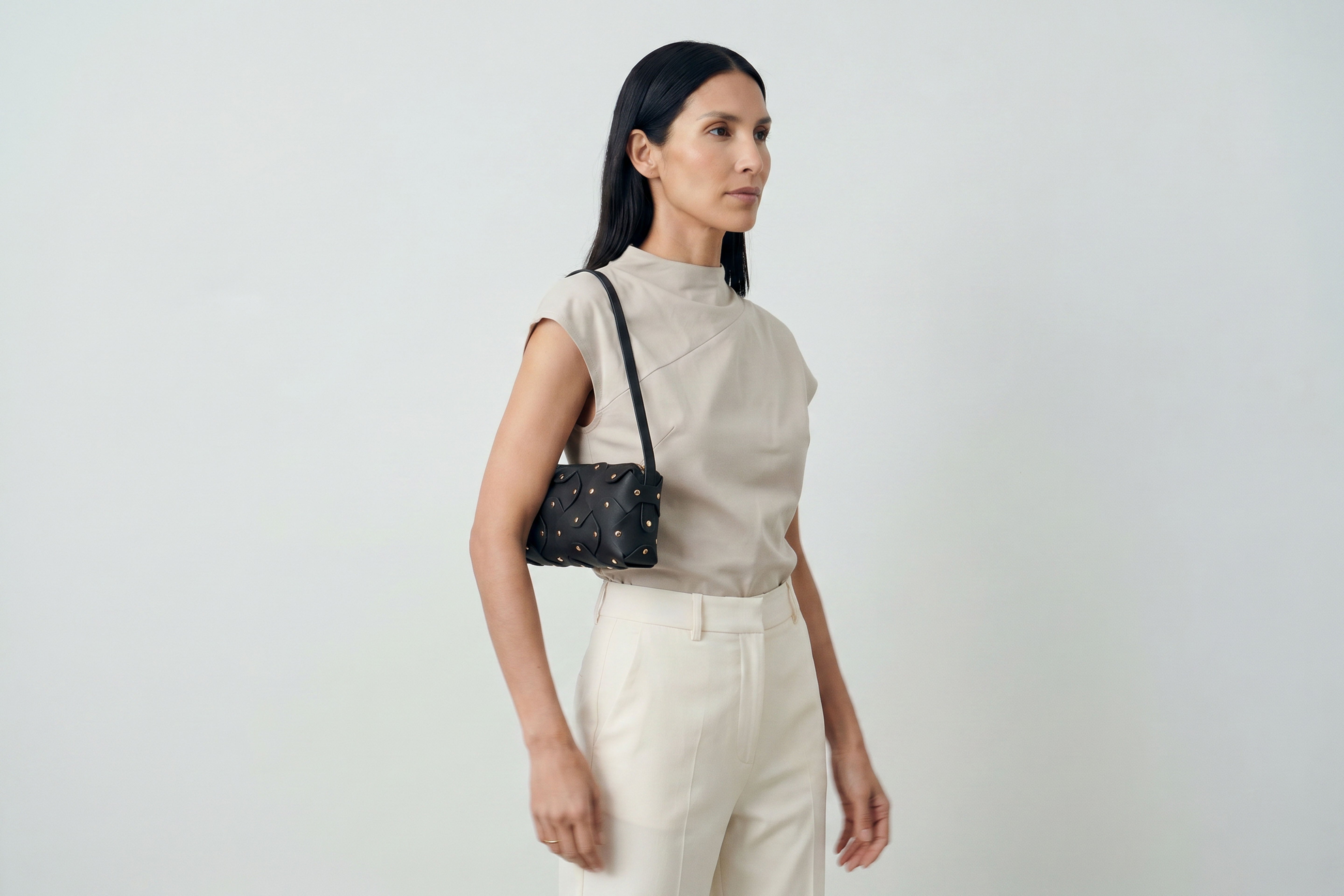 Rivet Bag 01 In Black Color On A Woman Model In Vegetable Tanned Leather With Brass Rivets Unique Design Atelier Madre Manuel Dreesmann Barcelona Spain
