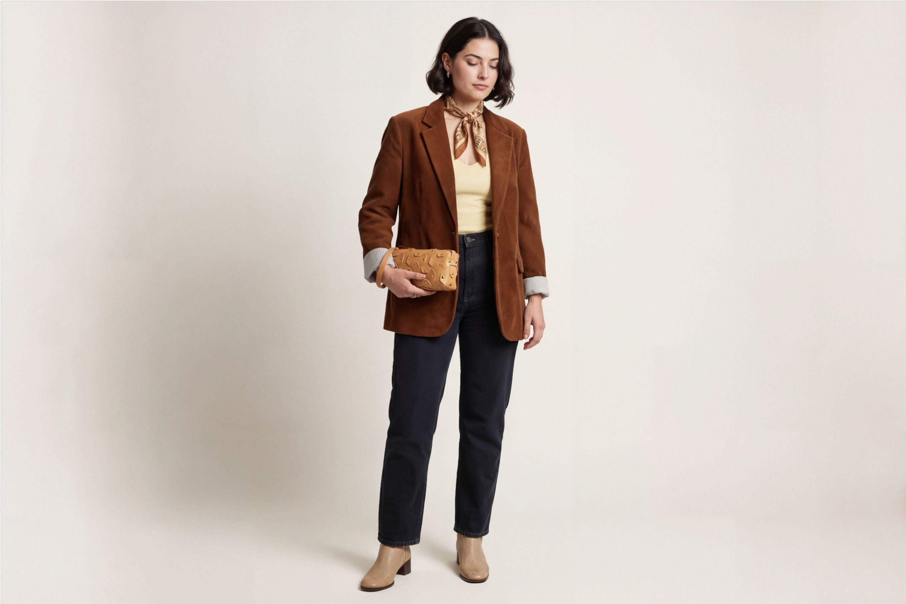 The Rivet Bag Leather Brown Color On A Woman Model Vegetable Tanned Full Grain Leather Premium Quality Handbag Crossbody Shoulder Clutch Minimalistic Modern Design Atelier Madre Manuel Dreesmann Barcelona Spain