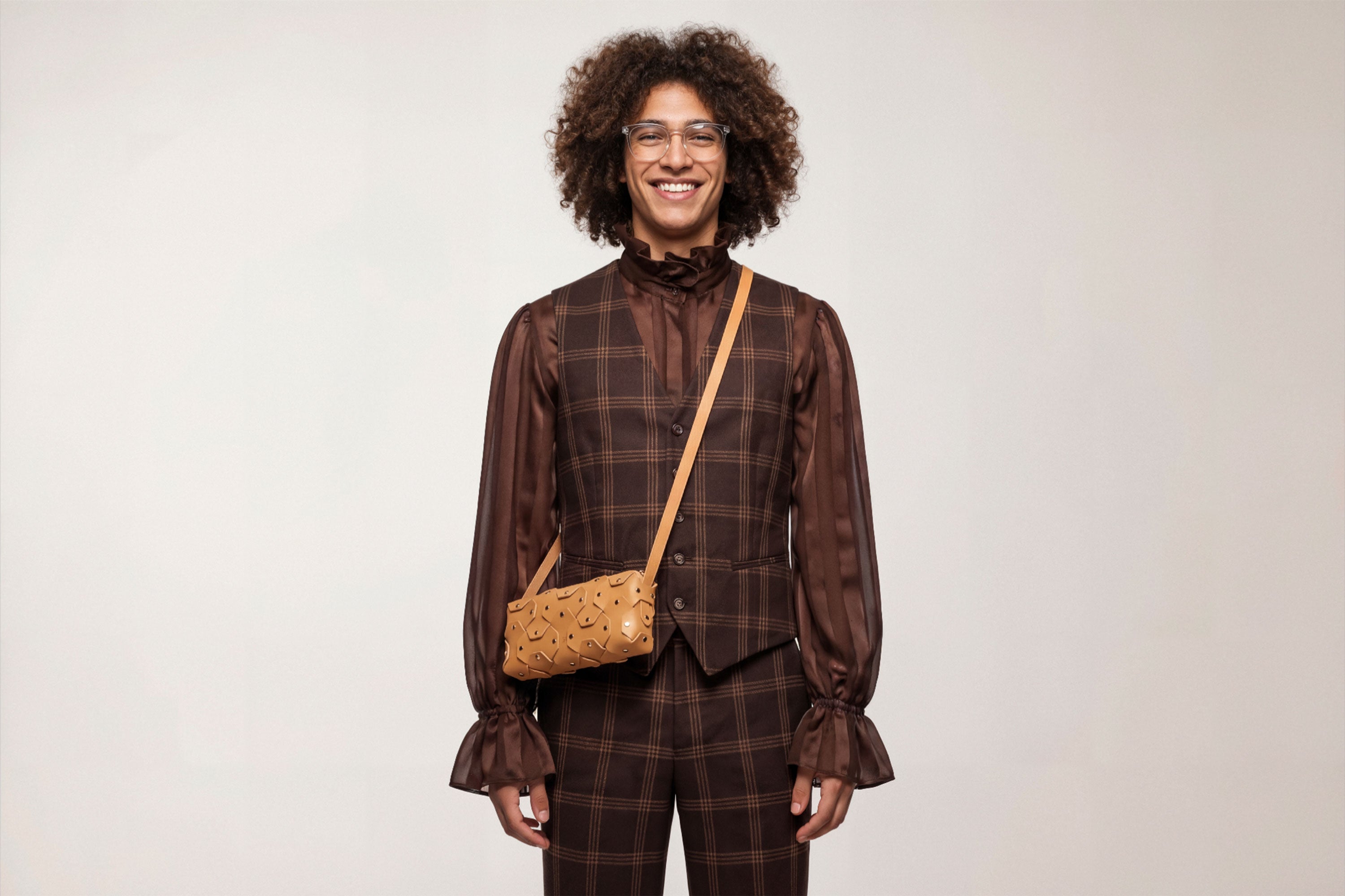 The Rivet Bag Leather Brown Color On A Man Model Vegetable Tanned Full Grain Leather Premium Quality Handbag Crossbody Shoulder Clutch Minimalistic Modern Design Atelier Madre Manuel Dreesmann Barcelona Spain