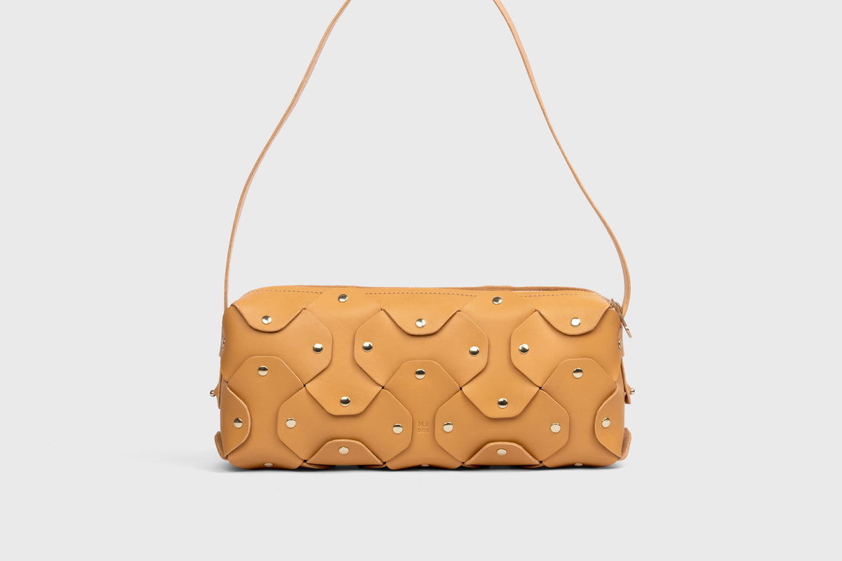 Rivet Bag 01 Brown Colour Leather Vegetable Tanned Modern Minimal Design Premium Quality Atelier Madre Manuel Dreesmann Barcelona 1