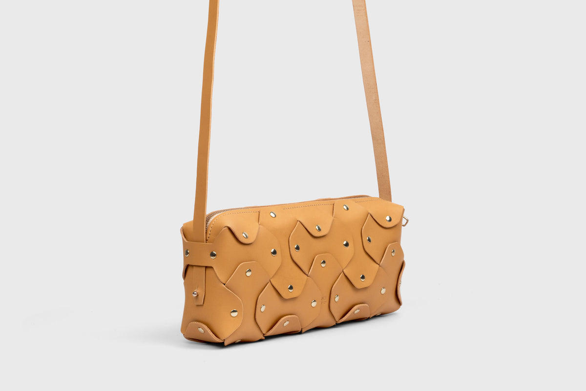 Rivet Bag 01 Brown Colour Leather Vegetable Tanned Modern Minimal Design Premium Quality Atelier Madre Manuel Dreesmann Barcelona 3