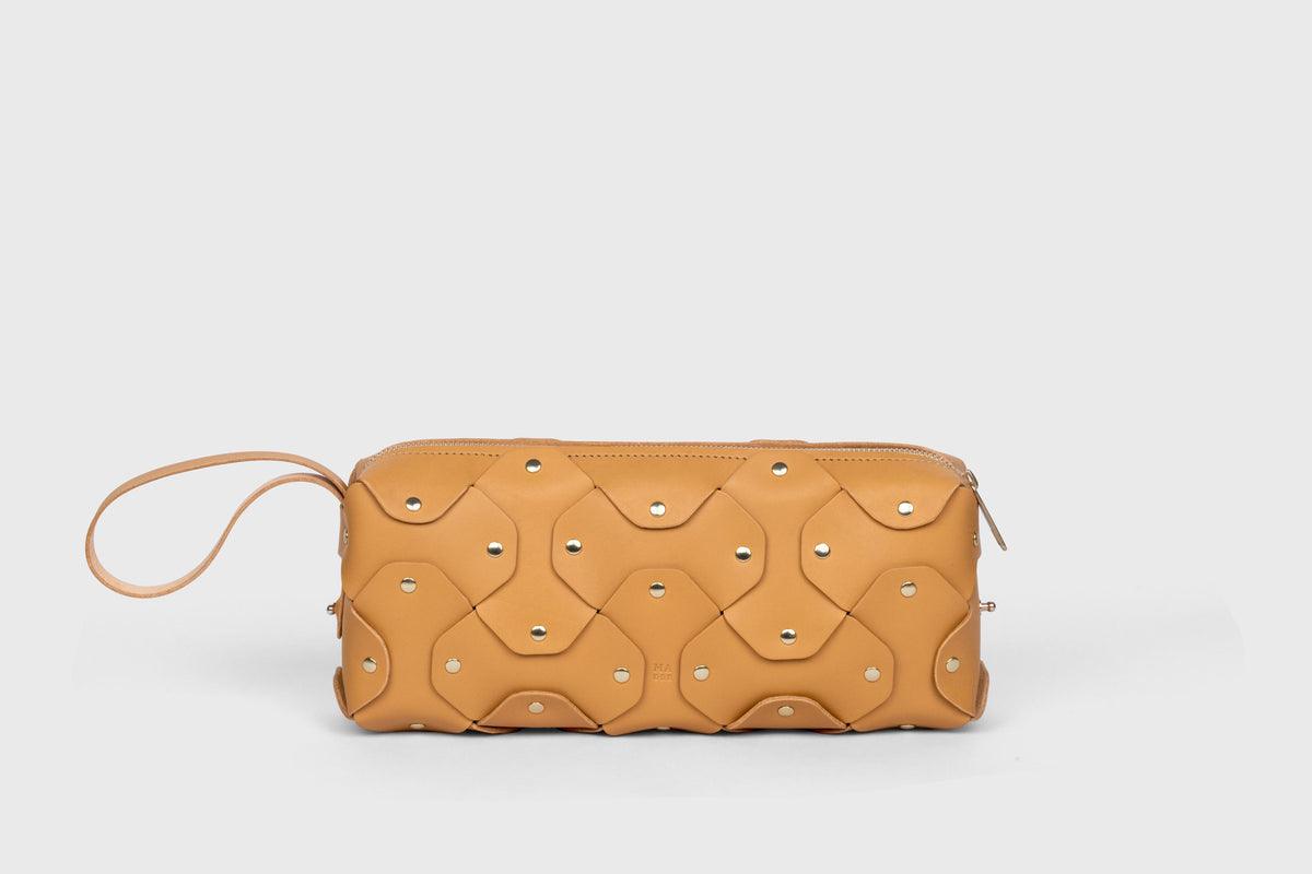 Rivet Bag 01 Brown Colour Leather Vegetable Tanned Modern Minimal Design Premium Quality Atelier Madre Manuel Dreesmann Barcelona 5