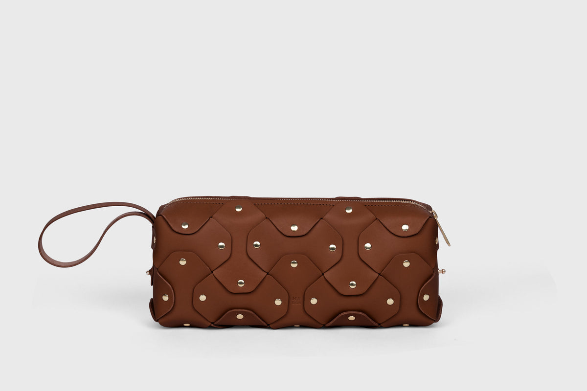 Rivet Bag 01 Dark Brown Colour Leather Vegetable Tanned Modern Minimal Design Premium Quality Atelier Madre Manuel Dreesmann Barcelona 5