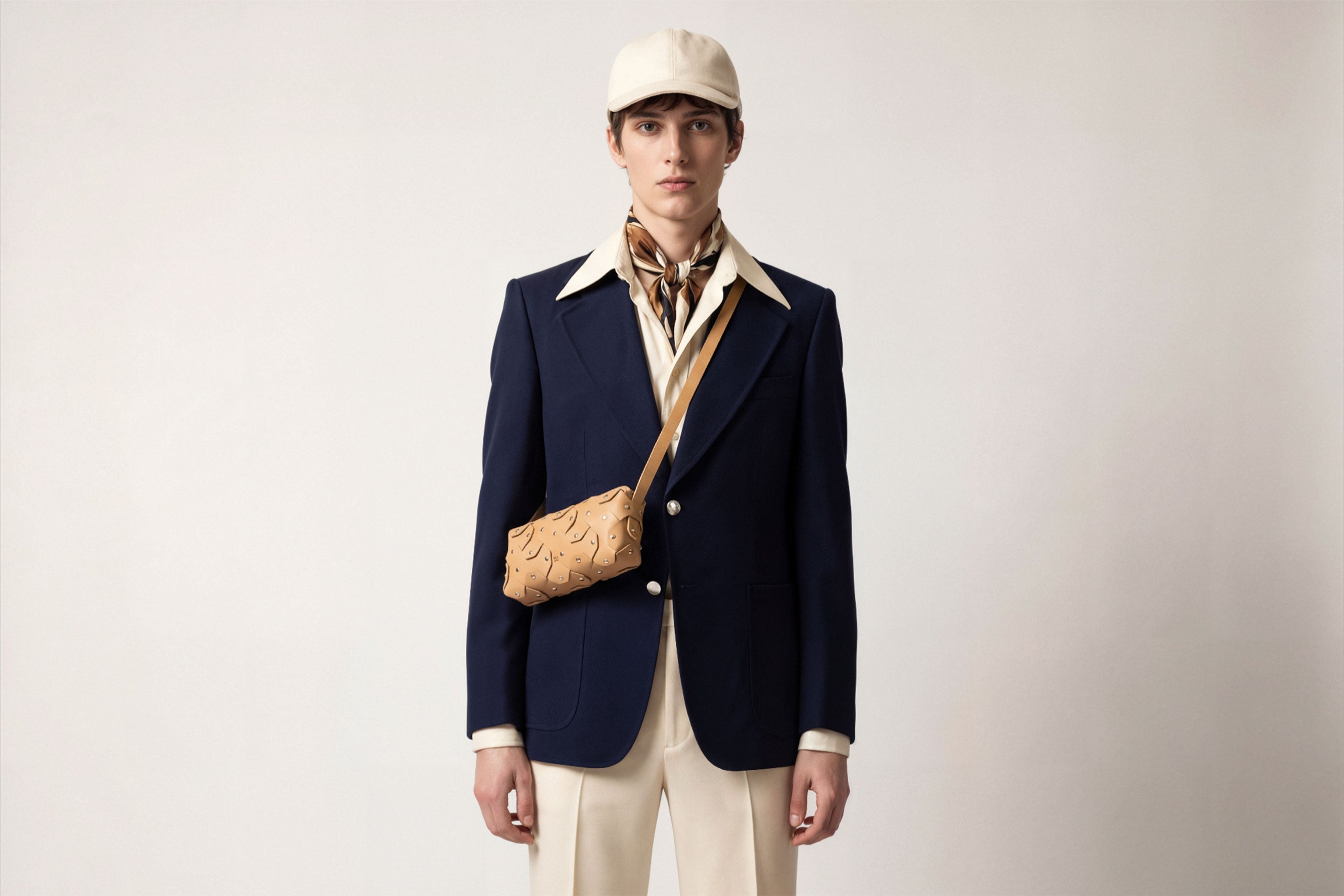 The Rivet Bag Leather Natural Color On A Man Model Vegetable Tanned Full Grain Leather Premium Quality Handbag Crossbody Shoulder Clutch Minimalistic Modern Design Atelier Madre Manuel Dreesmann Barcelona Spain