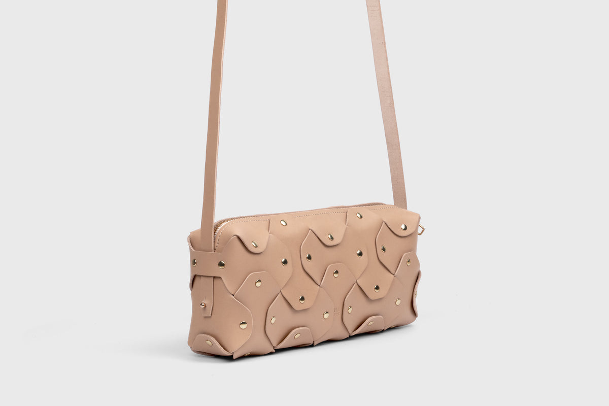 Rivet Bag 01 Natural Colour Leather Vegetable Tanned Modern Minimal Design Premium Quality Atelier Madre Manuel Dreesmann Barcelona 3