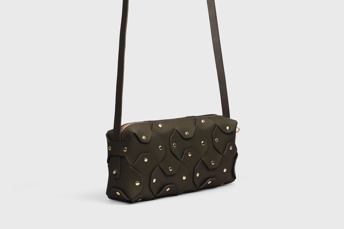 Rivet Bag 01 Olive Green Colour Leather Vegetable Tanned Modern Minimal Design Premium Quality Atelier Madre Manuel Dreesmann Barcelona 3
