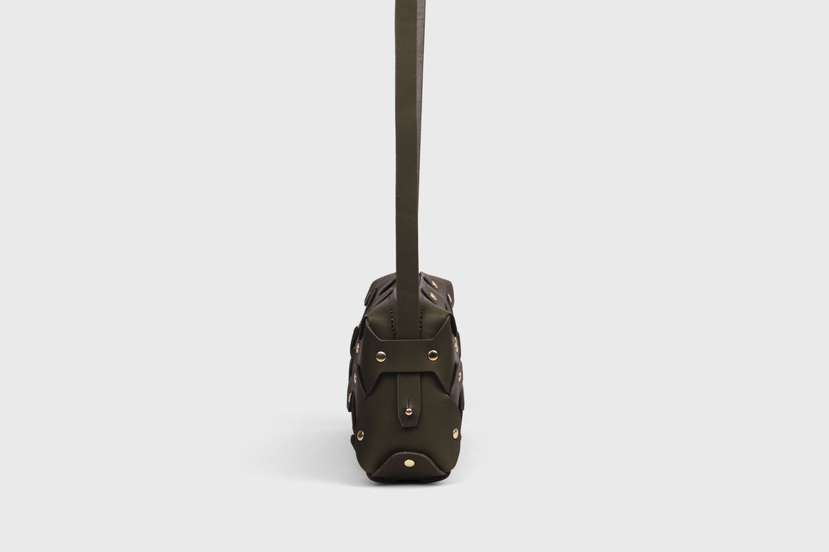 Rivet Bag 01 Olive Green Colour Leather Vegetable Tanned Modern Minimal Design Premium Quality Atelier Madre Manuel Dreesmann Barcelona 4