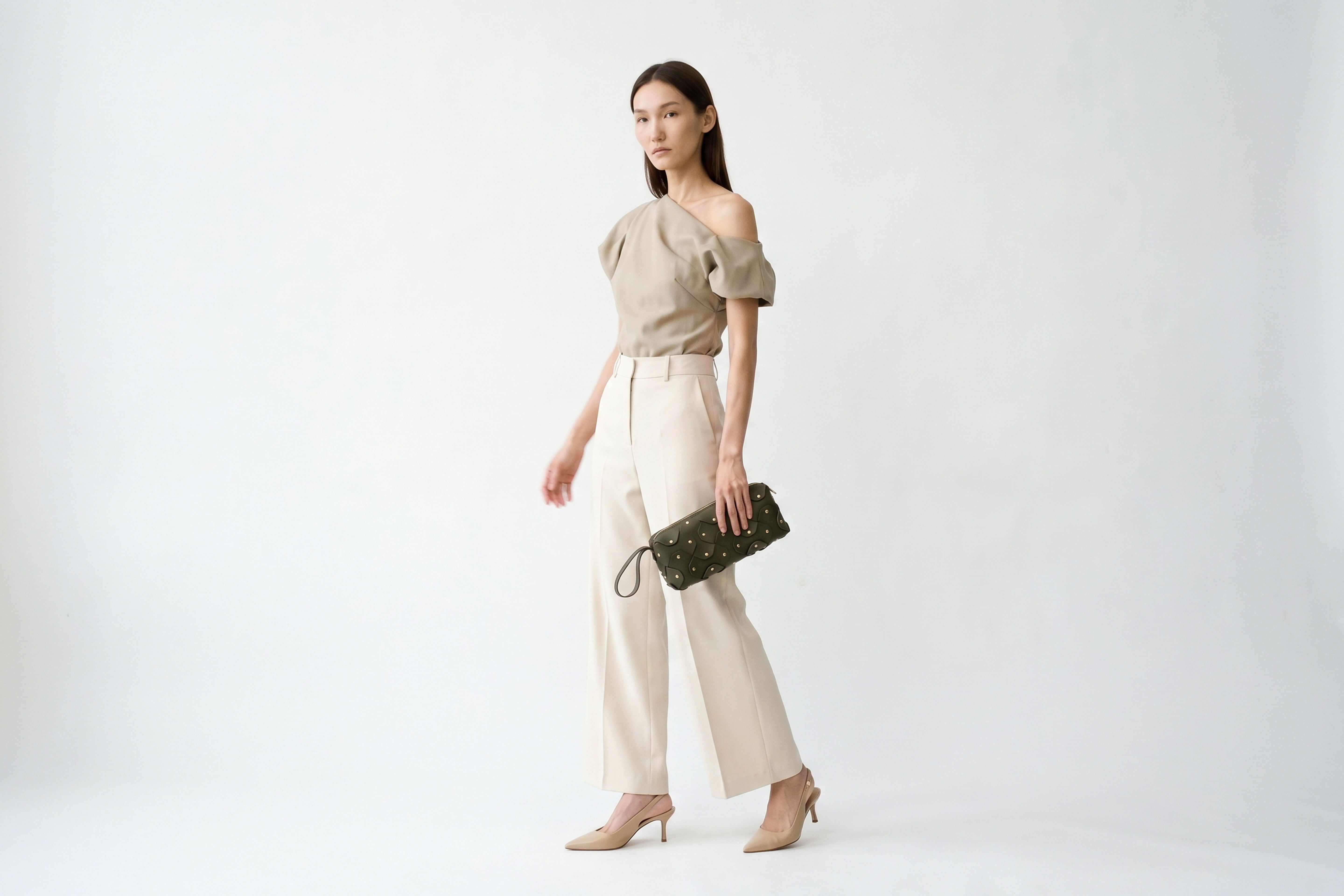 Rivet Bag 01 In Olive Green Color On A Woman Model In Vegetable Tanned Leather With Brass Rivets Unique Design Atelier Madre Manuel Dreesmann Barcelona Spain