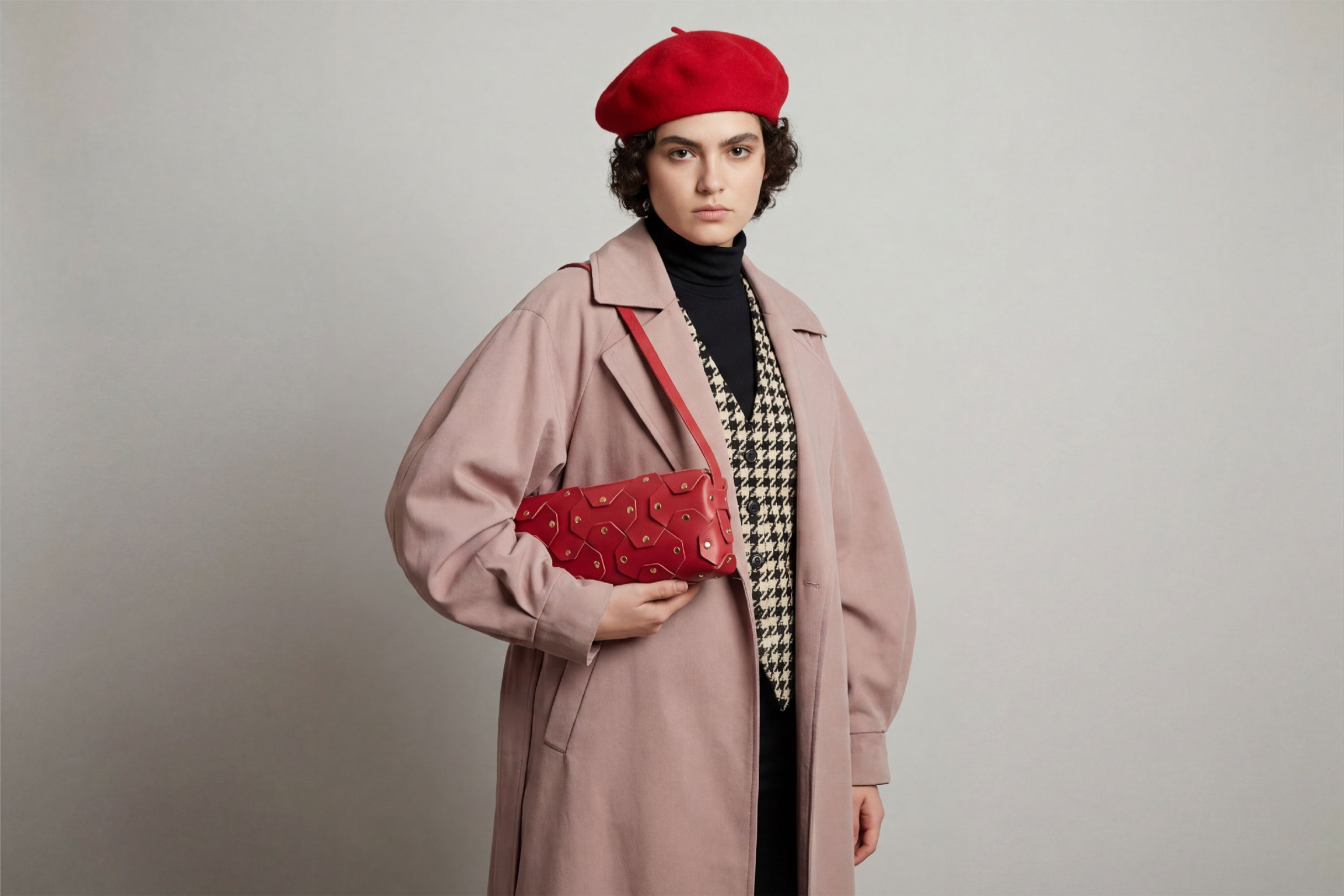 The Rivet Bag Leather Red Color Vegetable Tanned Full Grain Leather Premium Quality Handbag Crossbody Shoulder Clutch Minimalistic Modern Design Atelier Madre Manuel Dreesmann Barcelona Spain