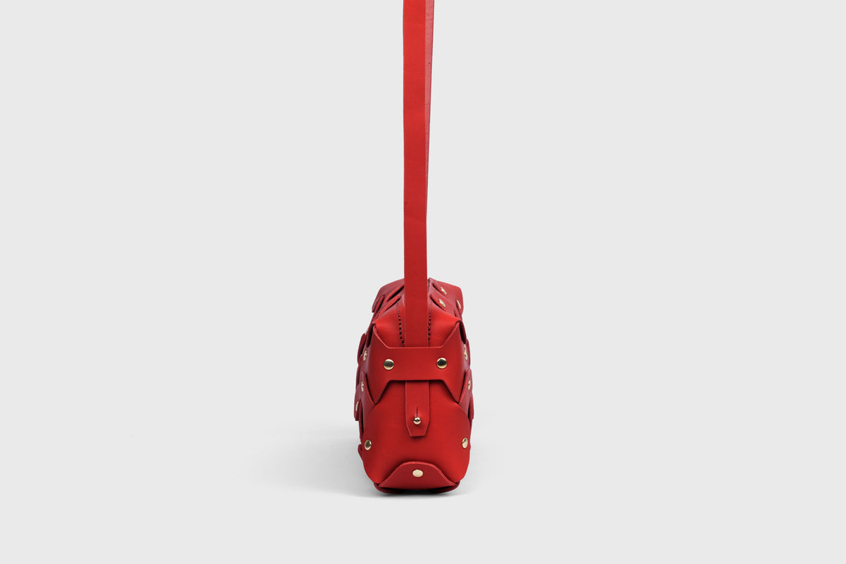 Rivet Bag 01 Red Colour Leather Vegetable Tanned Modern Minimal Design Premium Quality Atelier Madre Manuel Dreesmann Barcelona 4
