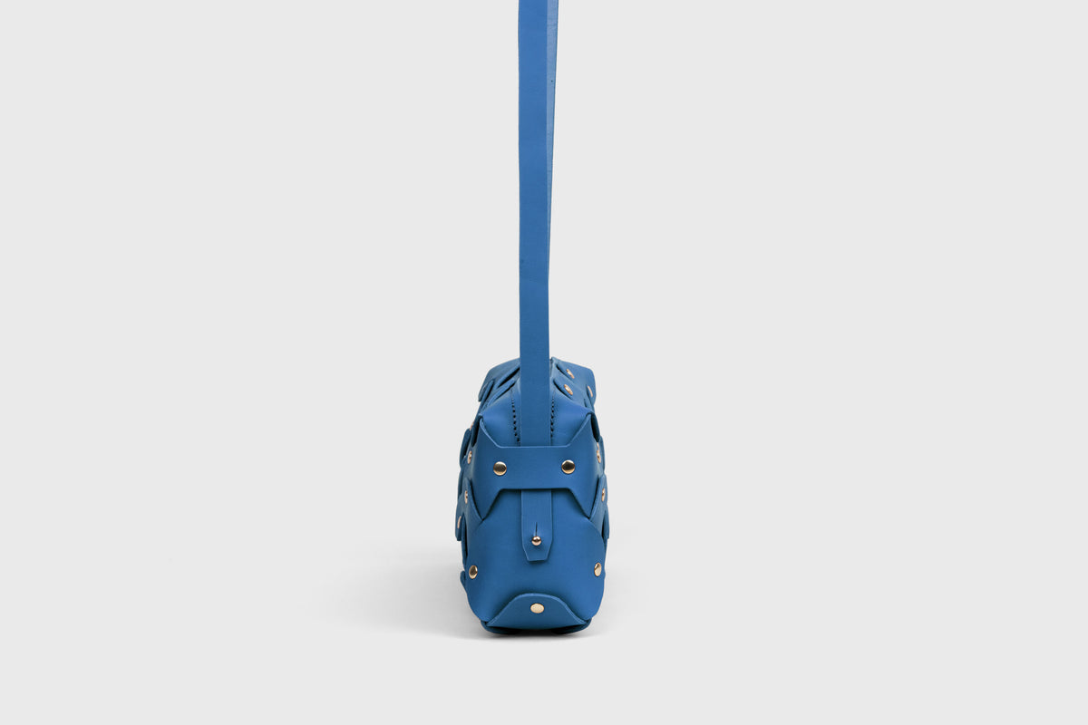 Rivet Bag 01 Royal Blue Colour Leather Vegetable Tanned Modern Minimal Design Premium Quality Atelier Madre Manuel Dreesmann Barcelona 4