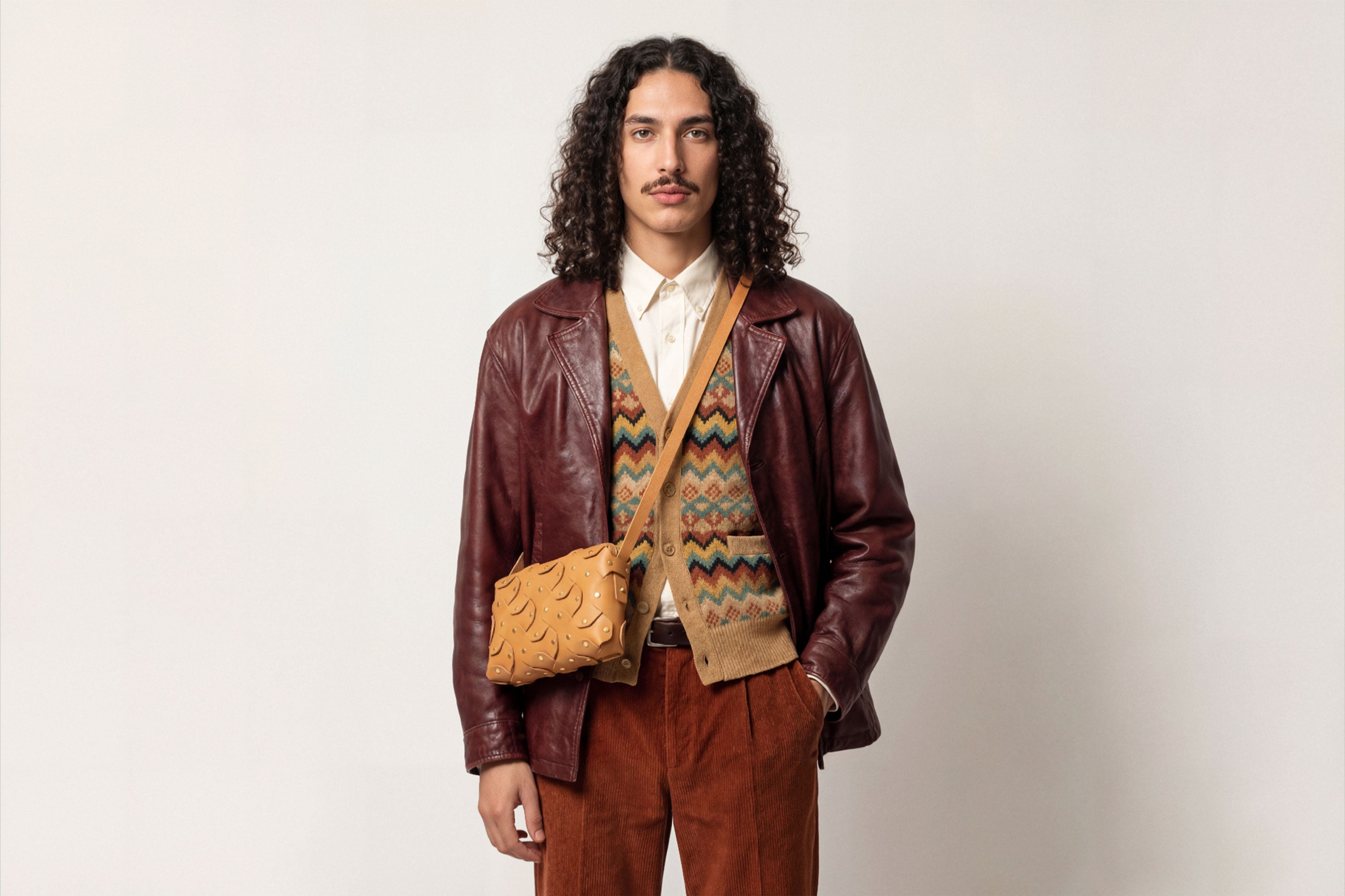 The Rivet Bag Big Leather Brown Color On A Model Vegetable Tanned Full Grain Leather Premium Quality Handbag Crossbody Shoulder Clutch Minimalistic Modern Design Atelier Madre Manuel Dreesmann Barcelona Spain