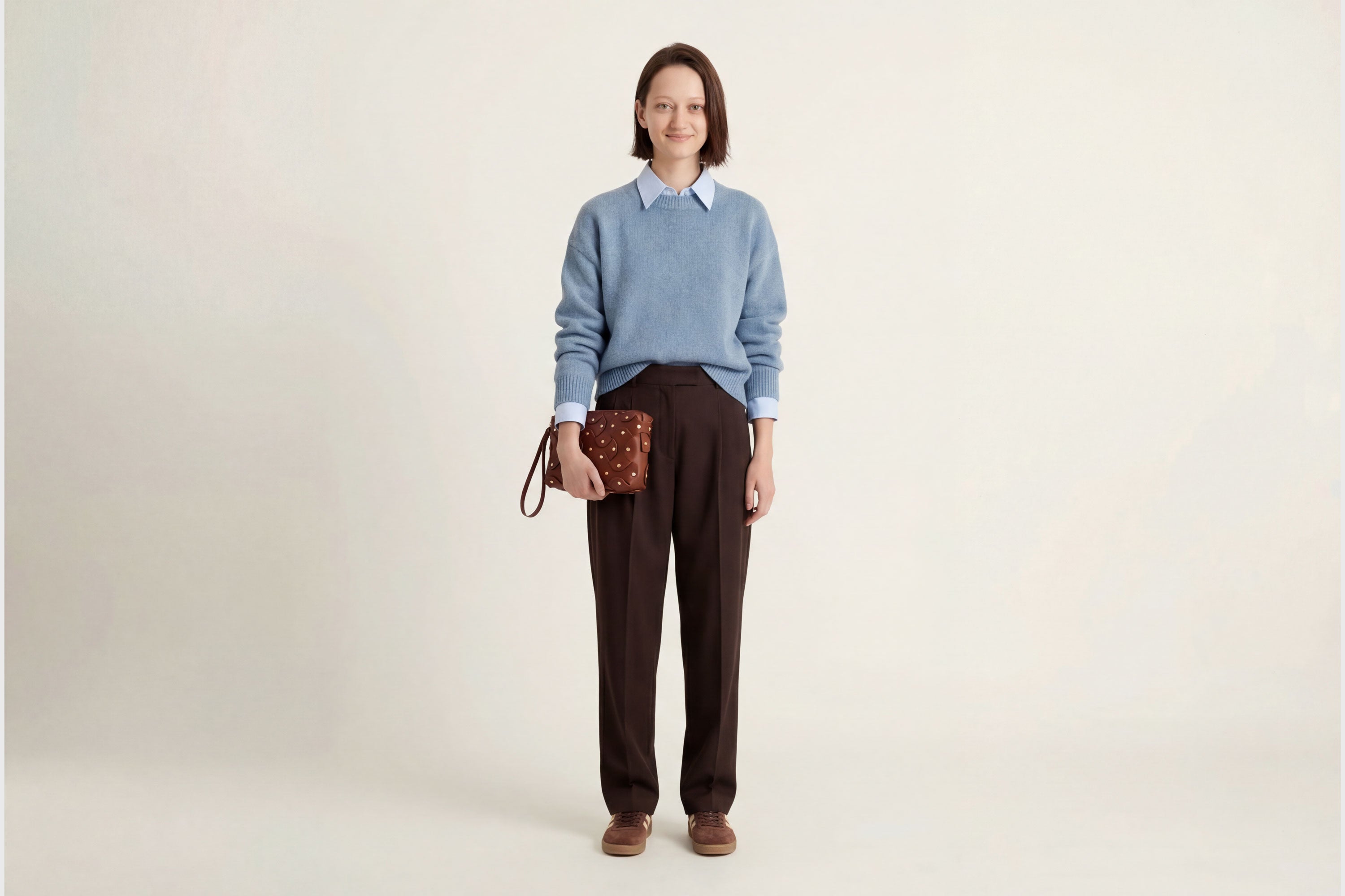 The Rivet Bag Big Leather Dark Brown Color On A Model Vegetable Tanned Full Grain Leather Premium Quality Handbag Crossbody Shoulder Clutch Minimalistic Modern Design Atelier Madre Manuel Dreesmann Barcelona Spain