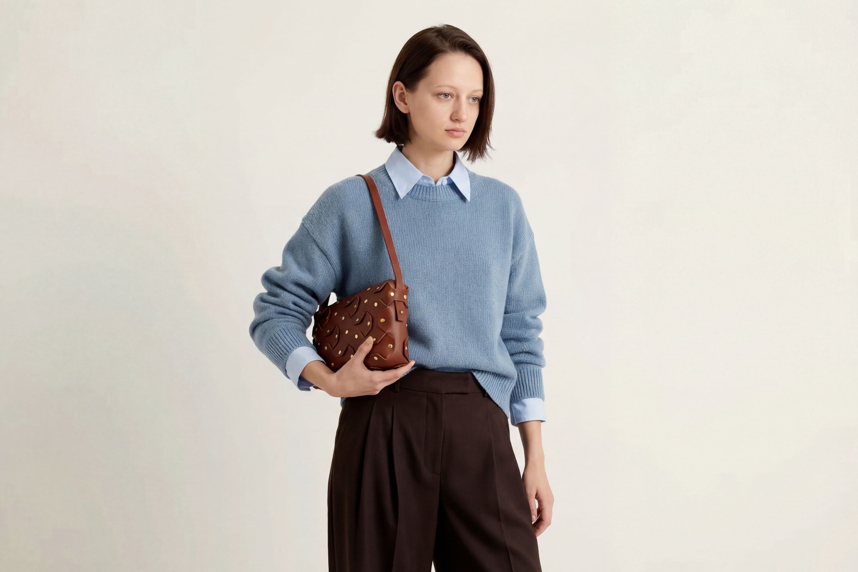 The Rivet Bag Big Leather Dark Brown Color On A Model Vegetable Tanned Full Grain Leather Premium Quality Handbag Crossbody Shoulder Clutch Minimalistic Modern Design Atelier Madre Manuel Dreesmann Barcelona Spain