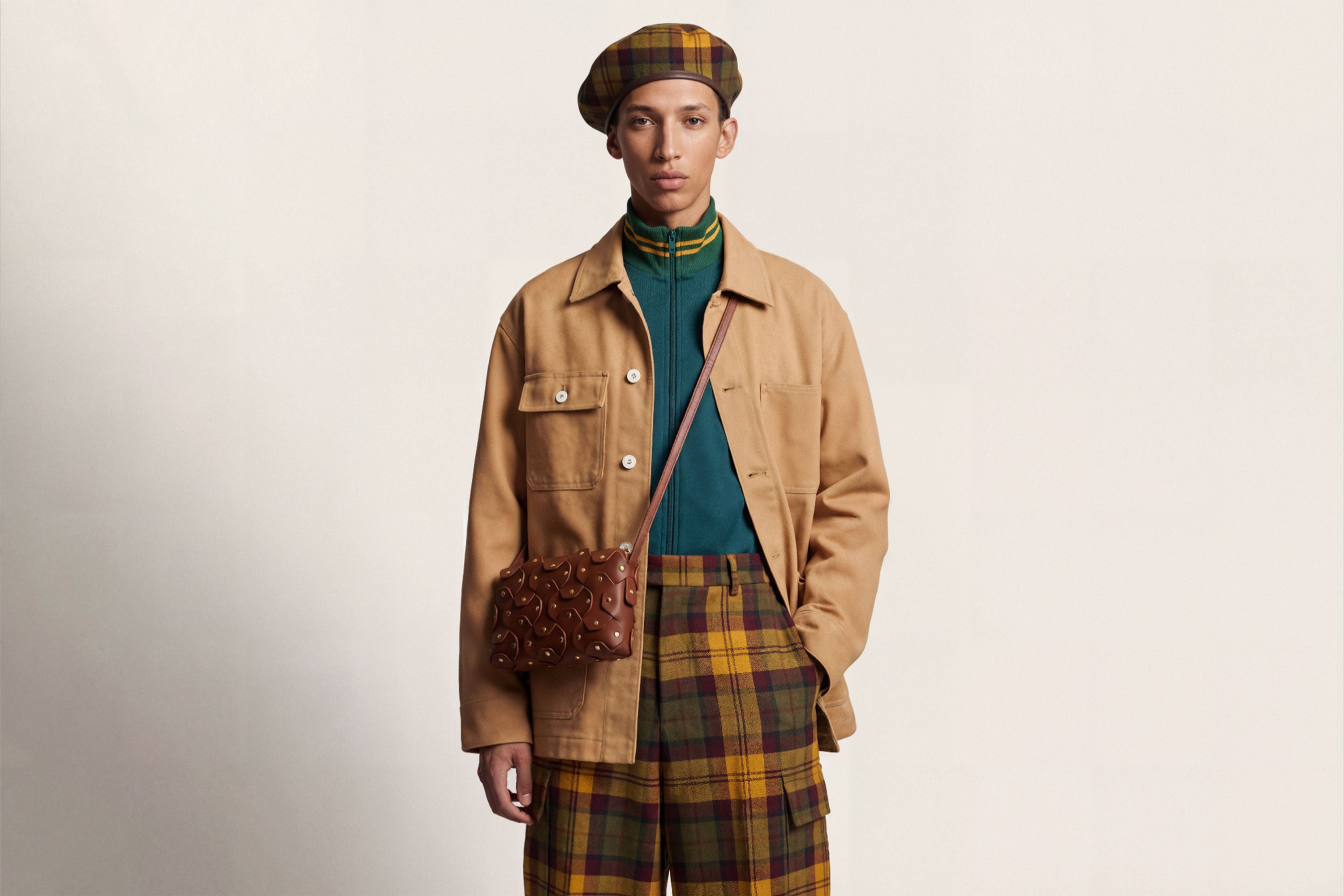 The Rivet Bag Big Leather Dark Brown Color On A Model Vegetable Tanned Full Grain Leather Premium Quality Handbag Crossbody Shoulder Clutch Minimalistic Modern Design Atelier Madre Manuel Dreesmann Barcelona Spain