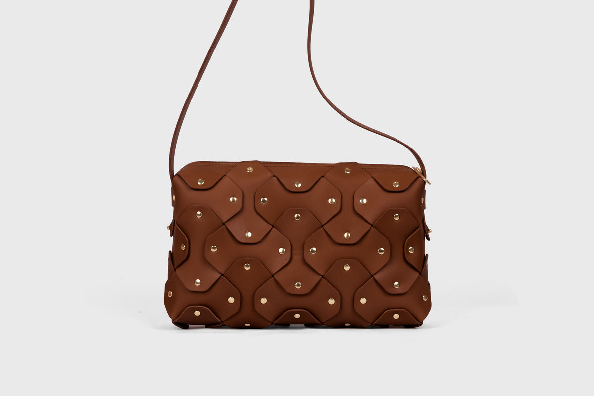 Rivet Bag Big Leather Dark Brown Color Vegetable Tanned Full Grain Handcrafted Spain Full Brass Rivets Design Minimalistic Modern Handbag Clutch Atelier Madre Manuel Dreesmann Barcelo