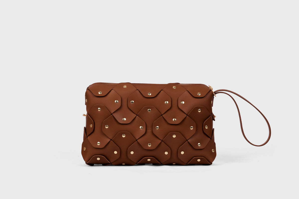 Rivet Bag Big Leather Dark Brown Color Vegetable Tanned Full Grain Handcrafted Spain Full Brass Rivets Design Minimalistic Modern Handbag Clutch Atelier Madre Manuel Dreesmann Barcelo