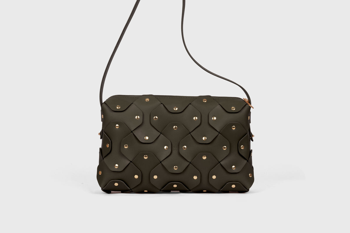 Rivet Bag Big Leather Olive Green Color Vegetable Tanned Full Grain Handcrafted Spain Full Brass Rivets Design Minimalistic Modern Handbag Clutch Atelier Madre Manuel Dreesmann Barcel