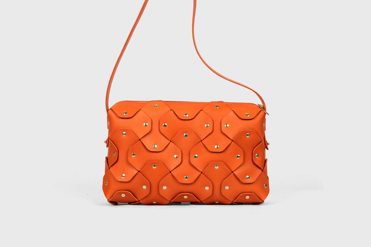 Rivet Bag Big Leather Orange Color Vegetable Tanned Full Grain Handcrafted Spain Full Brass Rivets Design Minimalistic Modern Handbag Clutch Atelier Madre Manuel Dreesmann Barcelona 2