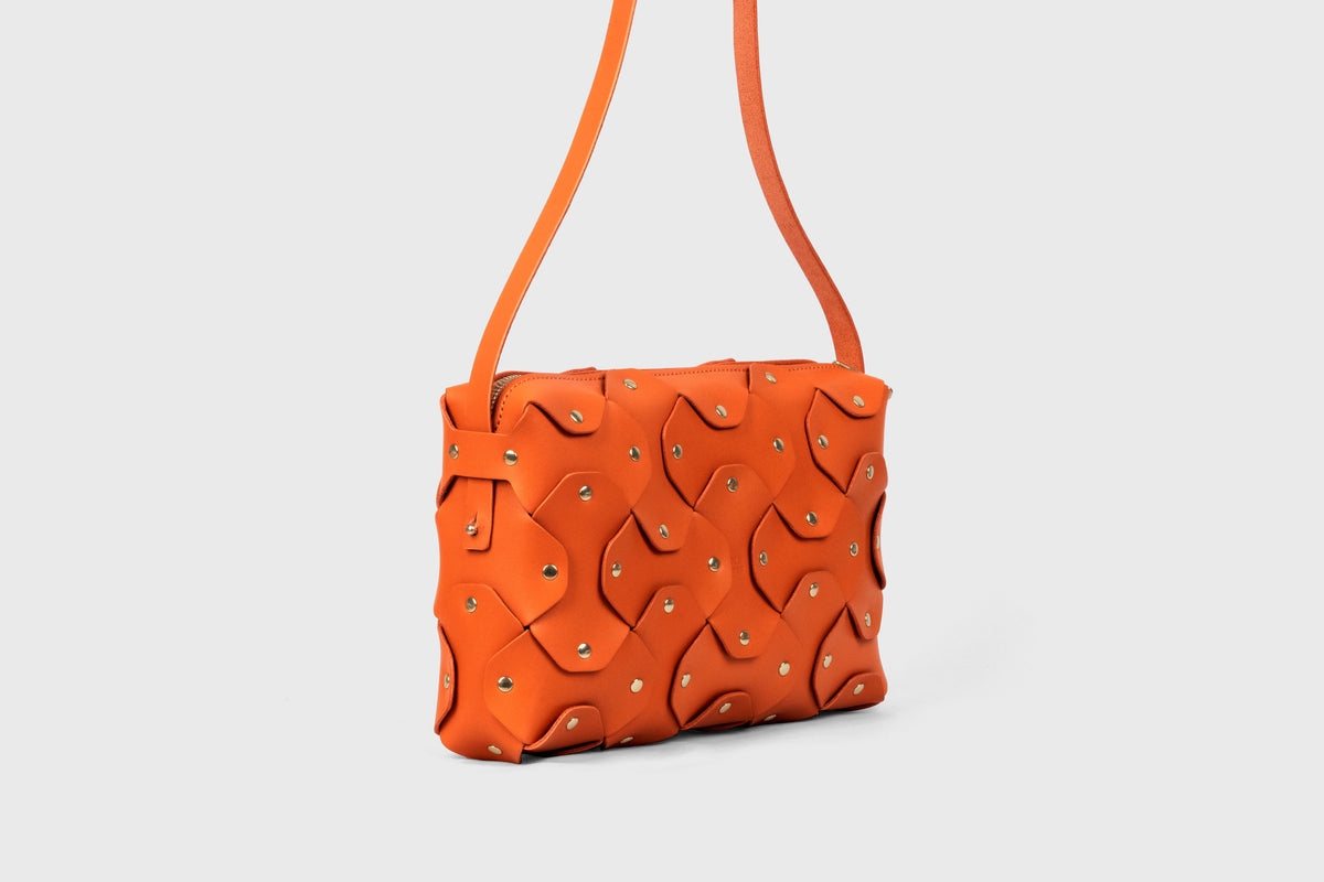 Rivet Bag Big Leather Orange Color Vegetable Tanned Full Grain Handcrafted Spain Full Brass Rivets Design Minimalistic Modern Handbag Clutch Atelier Madre Manuel Dreesmann Barcelona 3