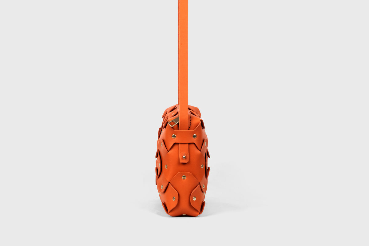 Rivet Bag Big Leather Orange Color Vegetable Tanned Full Grain Handcrafted Spain Full Brass Rivets Design Minimalistic Modern Handbag Clutch Atelier Madre Manuel Dreesmann Barcelona 4