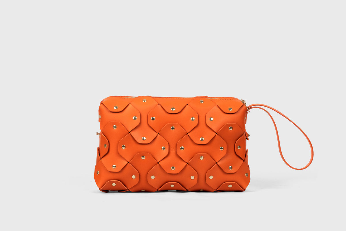 Rivet Bag Big Leather Orange Color Vegetable Tanned Full Grain Handcrafted Spain Full Brass Rivets Design Minimalistic Modern Handbag Clutch Atelier Madre Manuel Dreesmann Barcelona 5
