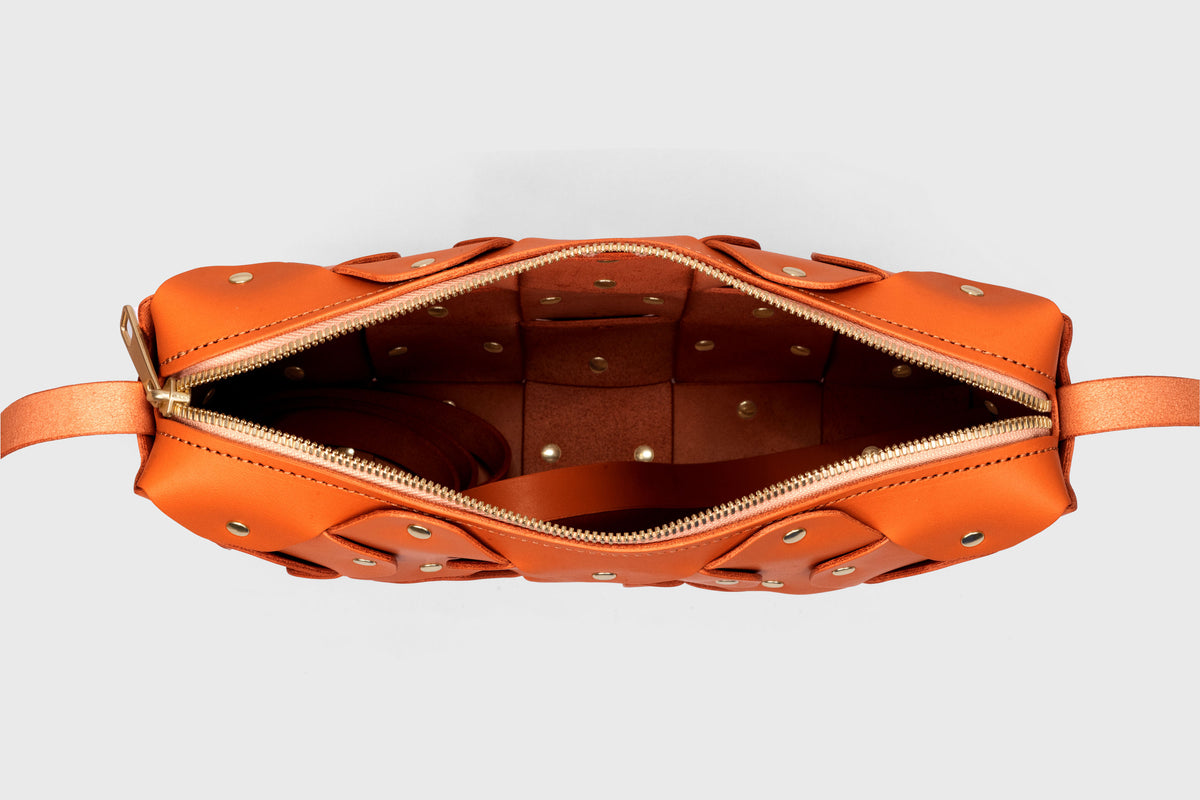 Rivet Bag Big Leather Orange Color Vegetable Tanned Full Grain Handcrafted Spain Full Brass Rivets Design Minimalistic Modern Handbag Clutch Atelier Madre Manuel Dreesmann Barcelona 6