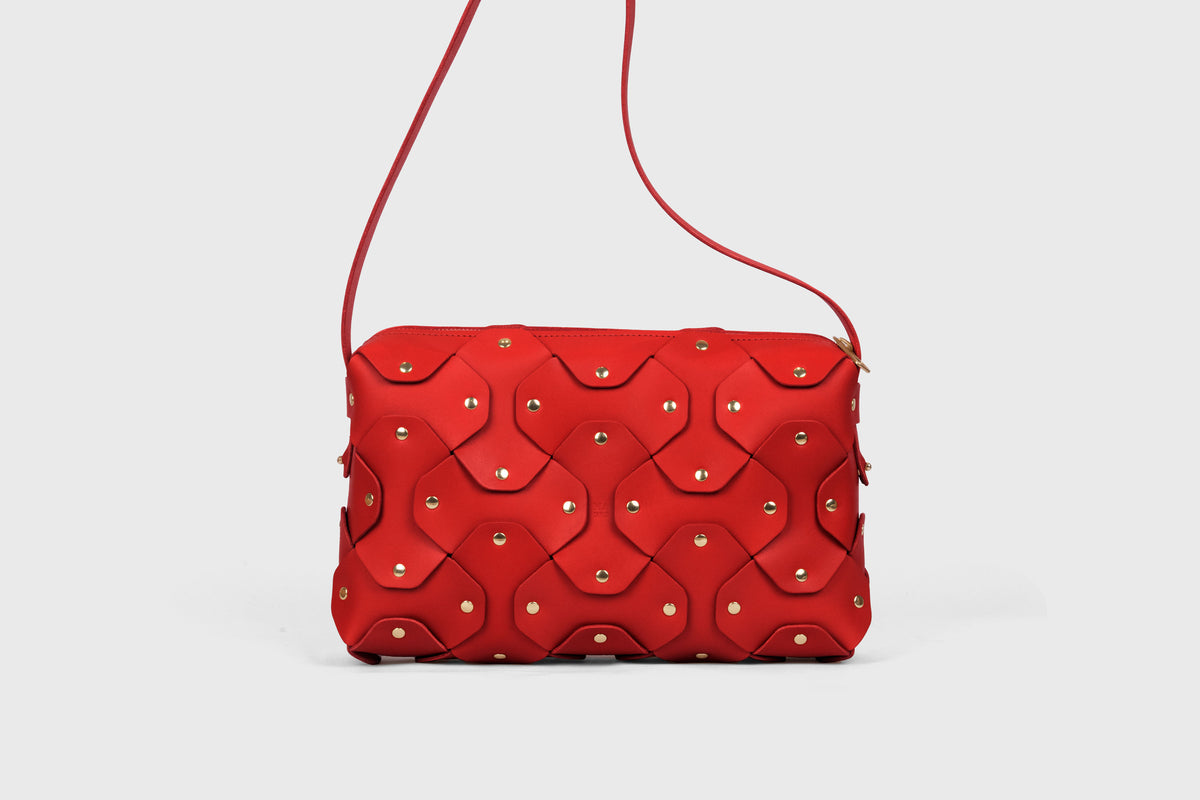 Rivet Bag Big Leather Red Color Vegetable Tanned Full Grain Handcrafted Spain Full Brass Rivets Design Minimalistic Modern Handbag Clutch Atelier Madre Manuel Dreesmann Barcelona 2