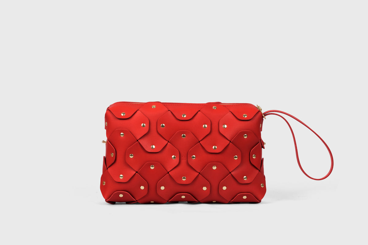 Rivet Bag Big Leather Red Color Vegetable Tanned Full Grain Handcrafted Spain Full Brass Rivets Design Minimalistic Modern Handbag Clutch Atelier Madre Manuel Dreesmann Barcelona 5