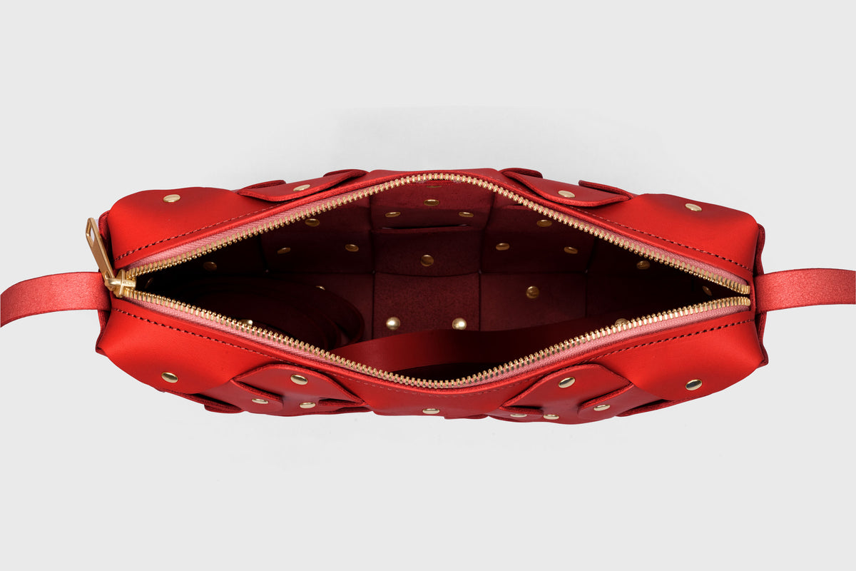 Rivet Bag Big Leather Red Color Vegetable Tanned Full Grain Handcrafted Spain Full Brass Rivets Design Minimalistic Modern Handbag Clutch Atelier Madre Manuel Dreesmann Barcelona 6