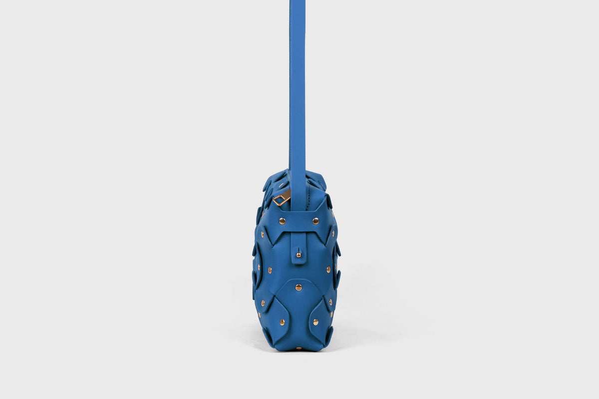Rivet Bag Big Leather Royal Blue Color Vegetable Tanned Full Grain Handcrafted Spain Full Brass Rivets Design Minimalistic Modern Handbag Clutch Atelier Madre Manuel Dreesmann Barcelo