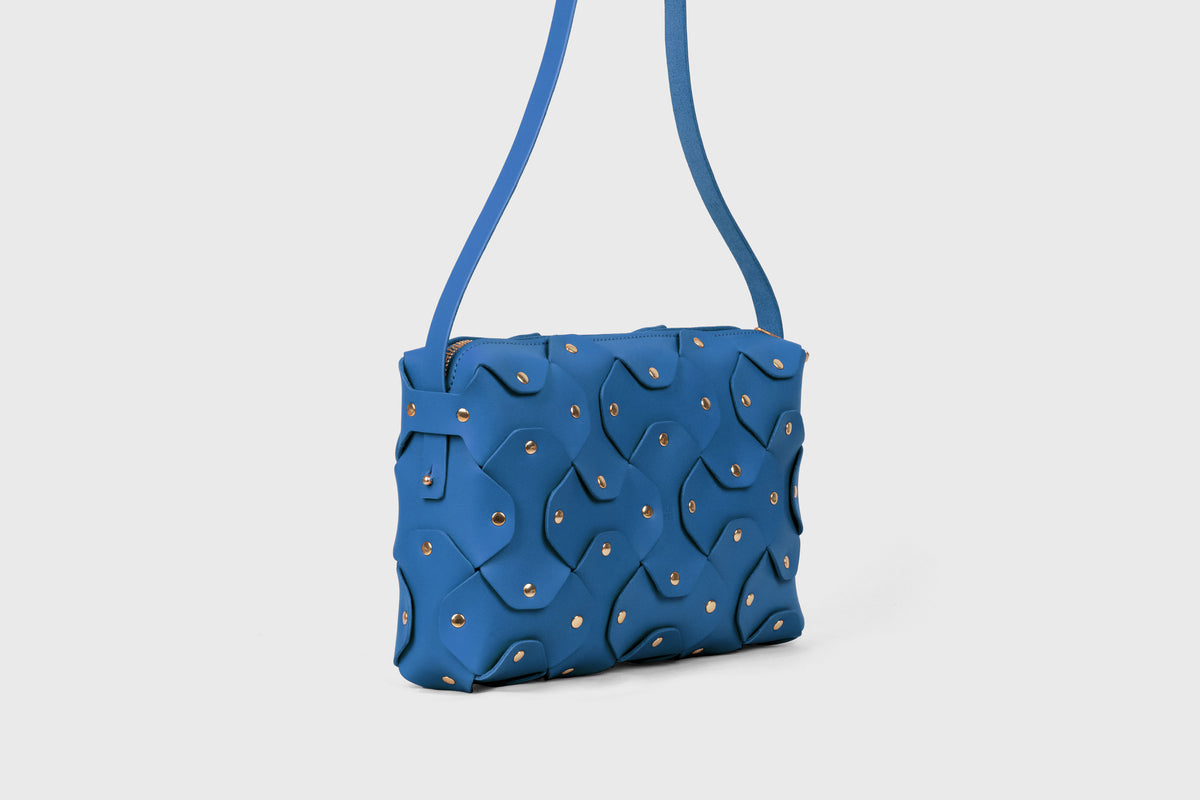 Rivet Bag Big Leather Royal Blue Color Vegetable Tanned Full Grain Handcrafted Spain Full Brass Rivets Design Minimalistic Modern Handbag Clutch Atelier Madre Manuel Dreesmann Barcelo