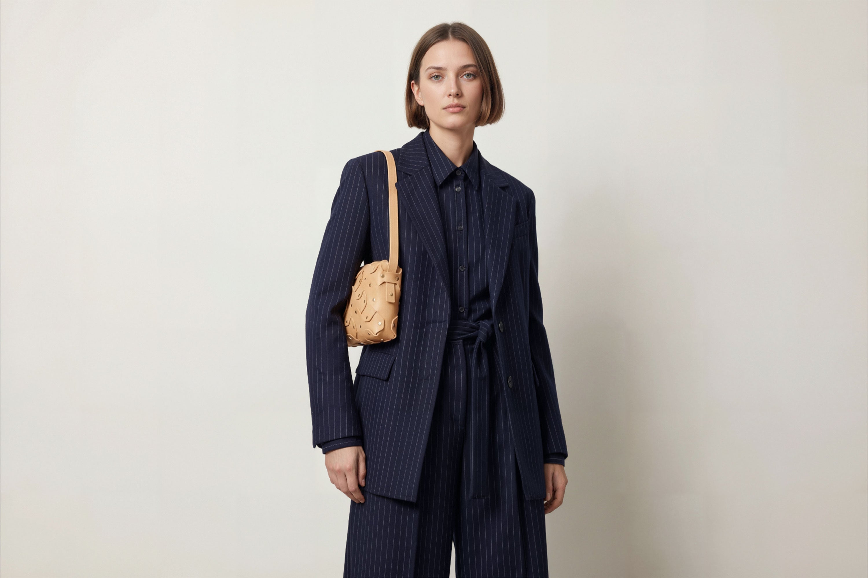 The Rivet Bag Big Leather Natural Color On A Model Vegetable Tanned Full Grain Leather Premium Quality Handbag Crossbody Shoulder Clutch Minimalistic Modern Design Atelier Madre Manuel Dreesmann Barcelona Spain