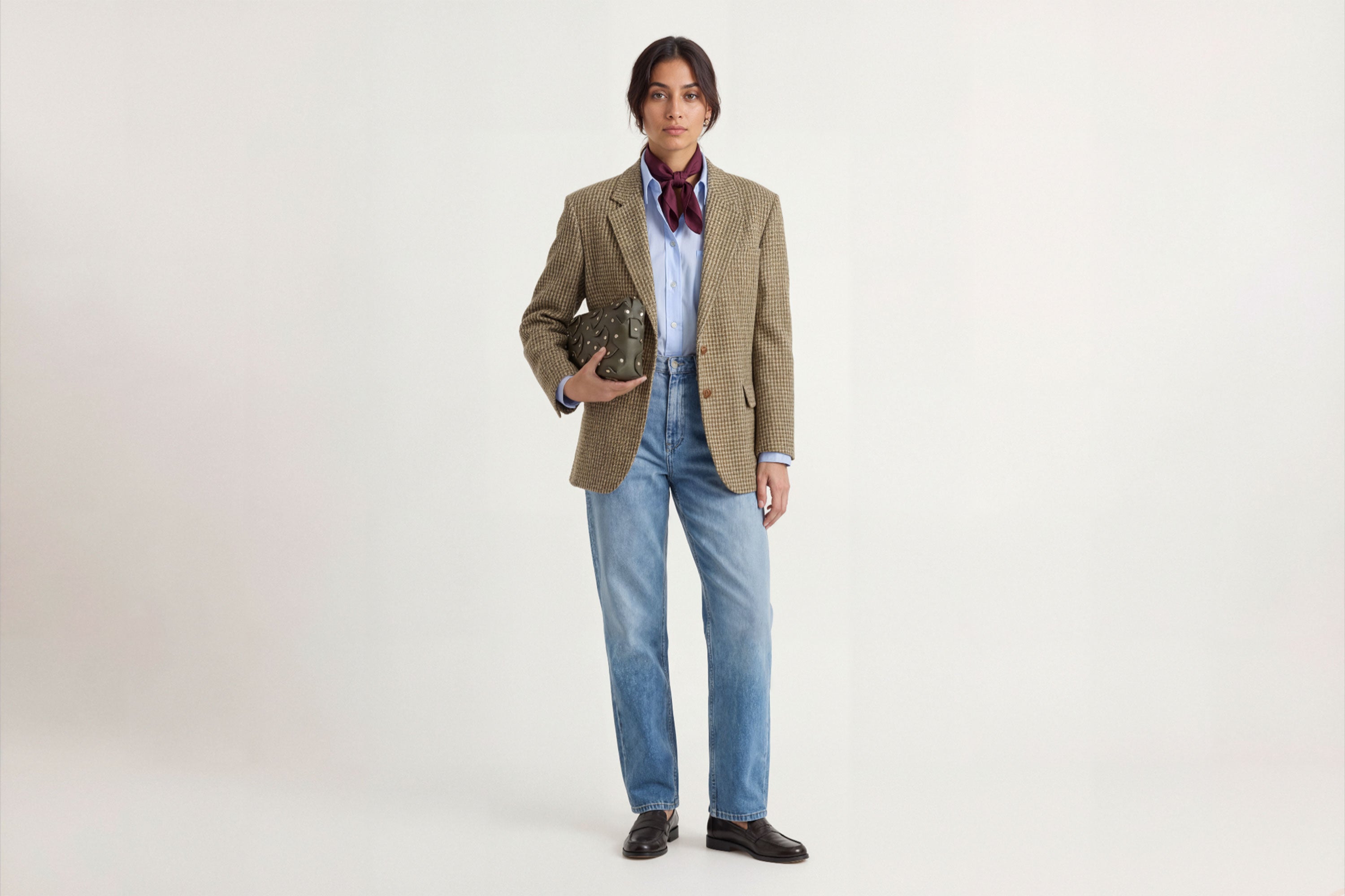 The Rivet Bag Big Leather Olive Green Color On A Model Vegetable Tanned Full Grain Leather Premium Quality Handbag Crossbody Shoulder Clutch Minimalistic Modern Design Atelier Madre Manuel Dreesmann Barcelona Spain