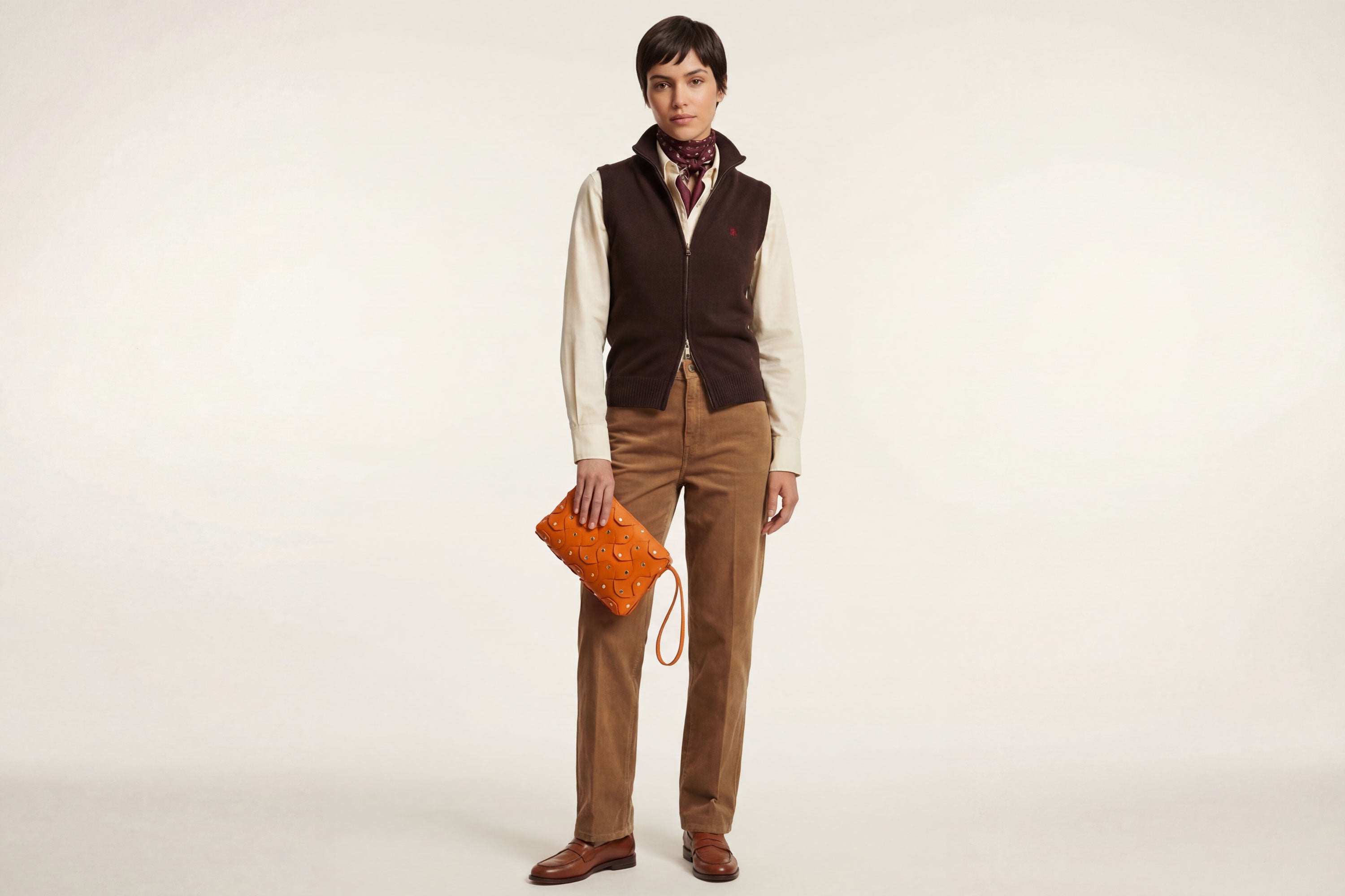 The Rivet Bag Big Leather Orange Color On A Model Vegetable Tanned Full Grain Leather Premium Quality Handbag Crossbody Shoulder Clutch Minimalistic Modern Design Atelier Madre Manuel Dreesmann Barcelona Spain