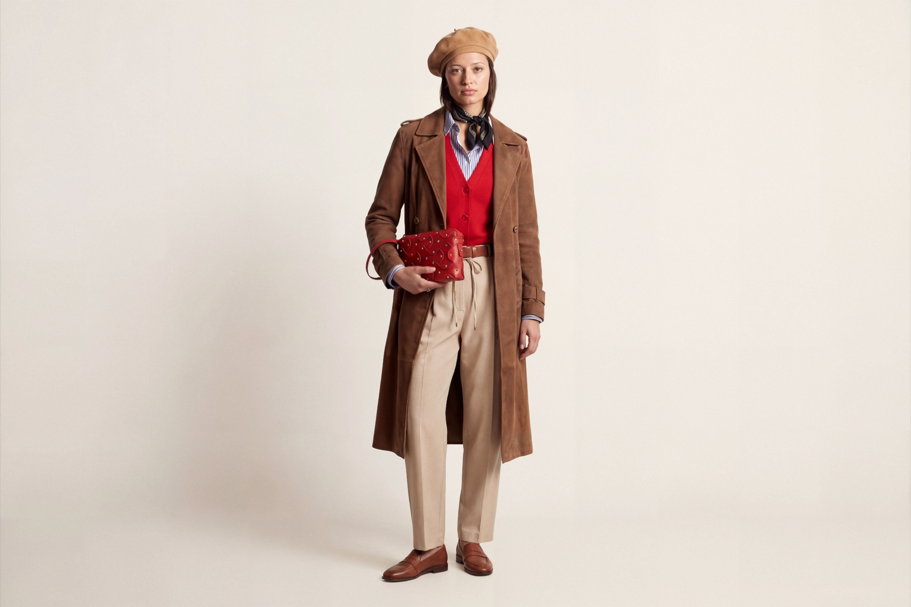 The Rivet Bag Big Leather Red Color On A Model Vegetable Tanned Full Grain Leather Premium Quality Handbag Crossbody Shoulder Clutch Minimalistic Modern Design Atelier Madre Manuel Dreesmann Barcelona Spain